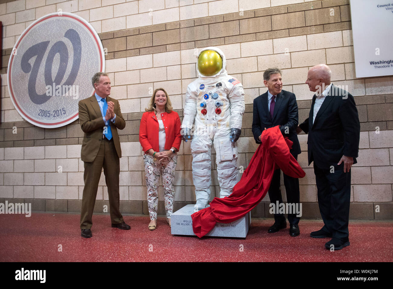 Von links nach rechts, Gregory McCarthy, Senior Vice President von Engagement für die Gemeinschaft mit den Angehörigen, Ellen Stofan, John und Adrienne Mars Director, National Air und Space Museum, Allan Holt von der Carlyle Group, und Mark Lerner, Angehörige Eigentümer, enthüllen eine Replik von Neil Armstrong den Raumanzug geschaut, dass er auf dem Mond an den Angehörigen Park in Washington D.C., trug am 4. Juni 2019. Der raumanzug wurde als Teil des Apollo im Park, das National Air und Space Museum Programm vollständig anzeigen zu installiert, die über große Statuen von Neil Armstrong's Apollo 11 Raumanzug in 15 Major League Ballparks über dem Land Stockfoto