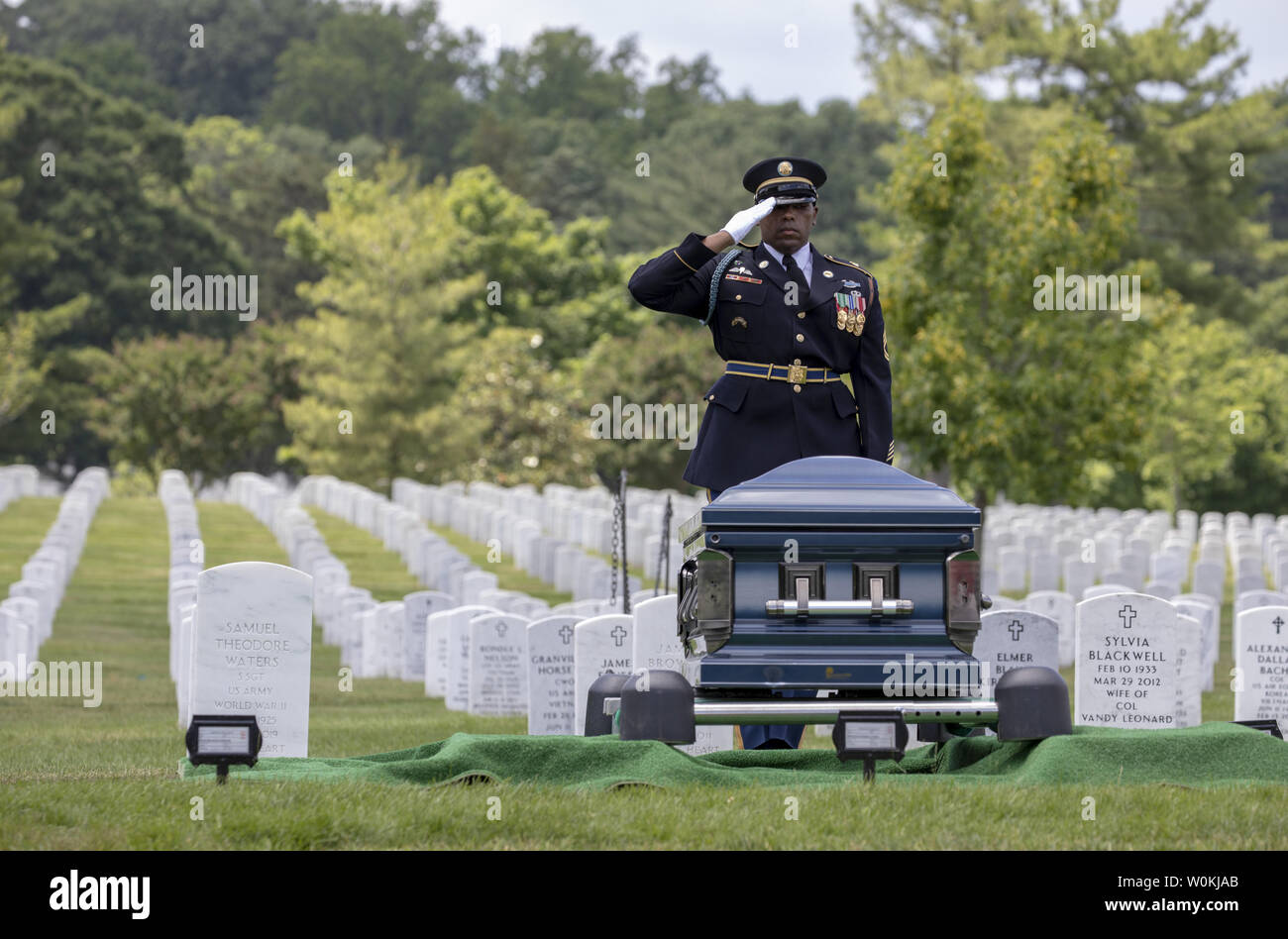 Militärische Ehrengarde begrüßt Weltkriegveteran Carl Mann an auf dem Arlington National Cemetery am 6. Juni 2019. Mann, der am 30. März im Alter von 96 Jahren starb, war unter den Truppen, die Omaha Beach am D-Day während der amphibische Landungen in der Normandie, Frankreich stürmte. Während seiner Jahre Militärdienst, als Mitglied des US-dritte Armee, Mann war sieben bronzene Sterne verliehen und drei Purple Hearts. Foto von Tasos Katopodis/UPI Stockfoto