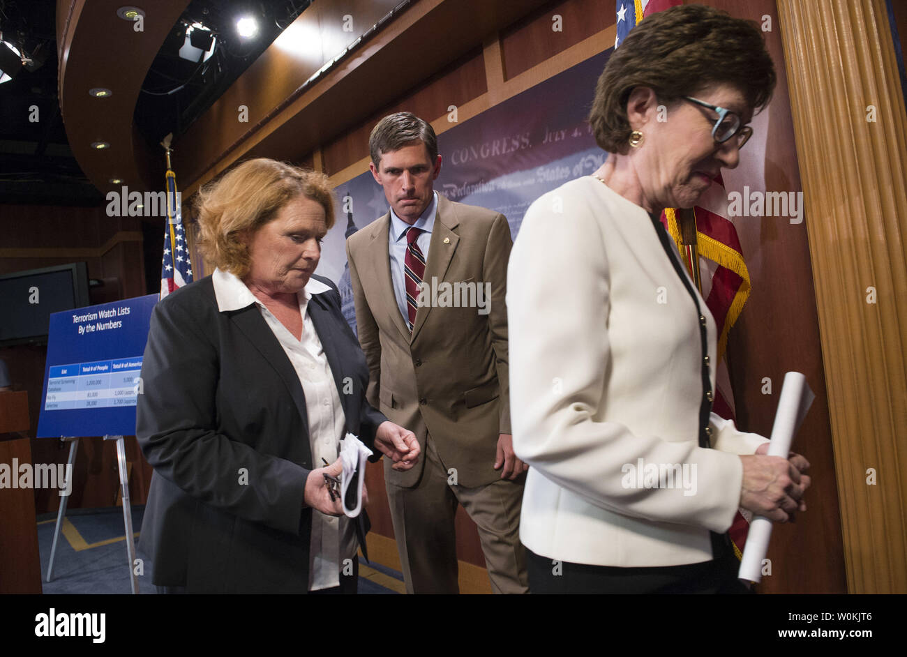 Sen. Susan Collins (R-ME) (R), Sen. Martin Heinrich (D-NM) (C) und Sen. Heidi Heitkamp (D-ND) eine Pressekonferenz nach Einführung der neuen überparteilichen gun Gesetzgebung, die auf die No Fly List oder Selectee Liste vom Erwerb von Schusswaffen verhindern wird, auf dem Capitol Hill in Washington, D.C. am 21. Juni 2016. Dieses Gesetz tritt in der Folge der Orlando Nachtclub schießen, wo ein amokläufer 49 Menschen und verletzte andere getötet. Foto von Kevin Dietsch/UPI Stockfoto