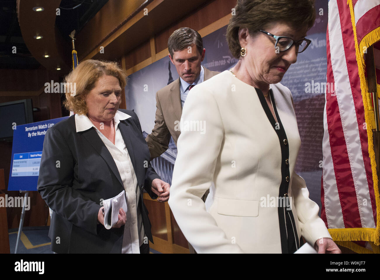 Sen. Susan Collins (R-ME) (R), Sen. Martin Heinrich (D-NM) (C) und Sen. Heidi Heitkamp (D-ND) eine Pressekonferenz nach Einführung der neuen überparteilichen gun Gesetzgebung, die auf die No Fly List oder Selectee Liste vom Erwerb von Schusswaffen verhindern wird, auf dem Capitol Hill in Washington, D.C. am 21. Juni 2016. Dieses Gesetz tritt in der Folge der Orlando Nachtclub schießen, wo ein amokläufer 49 Menschen und verletzte andere getötet. Foto von Kevin Dietsch/UPI Stockfoto