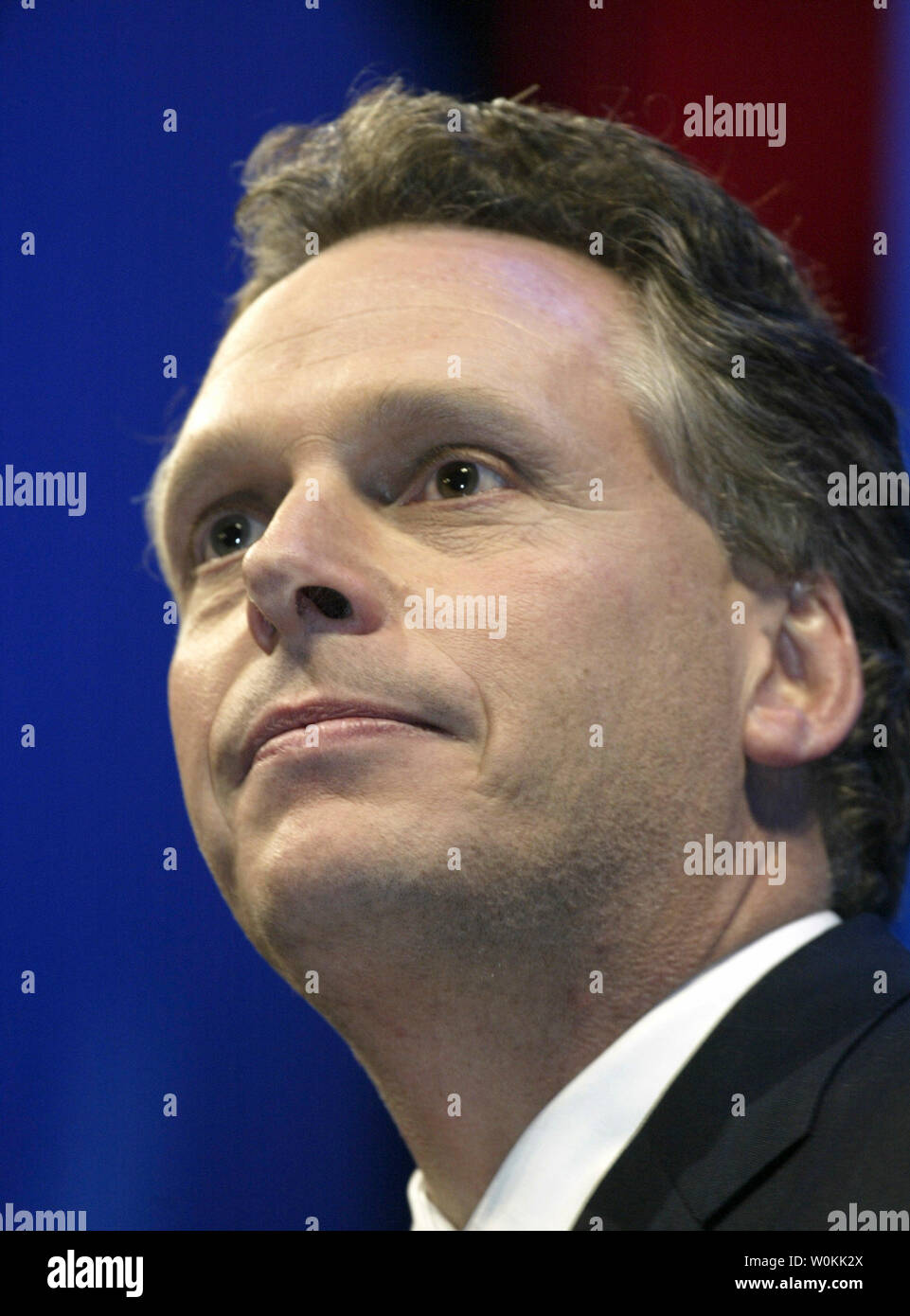 Demokratischen nationalen Ausschuß Vorsitzender, Terry McAuliffe Pausen während eine Hommage an ihn im National Building Museum in Washington, 10. Februar 2005. (UPI/Yuri Gripas) Stockfoto