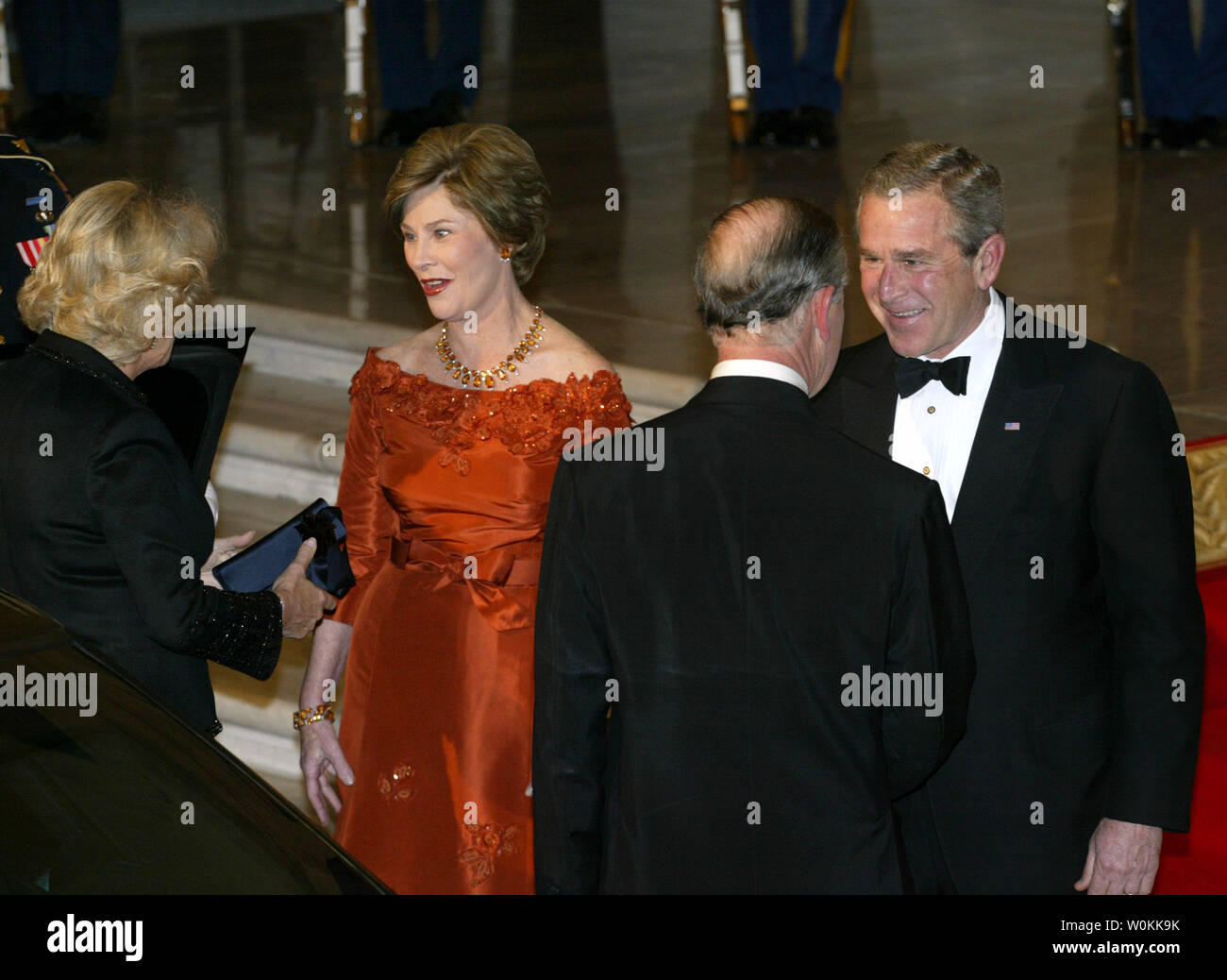 Us-Präsident George W. Bush (R) und First Lady Laura Bush grüße Großbritanniens Prinz Charles und seine Frau Camilla, Herzogin von Cornwall, vor einem Abendessen im Weißen Haus in Washington, November 2, 2005. (UPI Foto/Yuri Gripas) Stockfoto