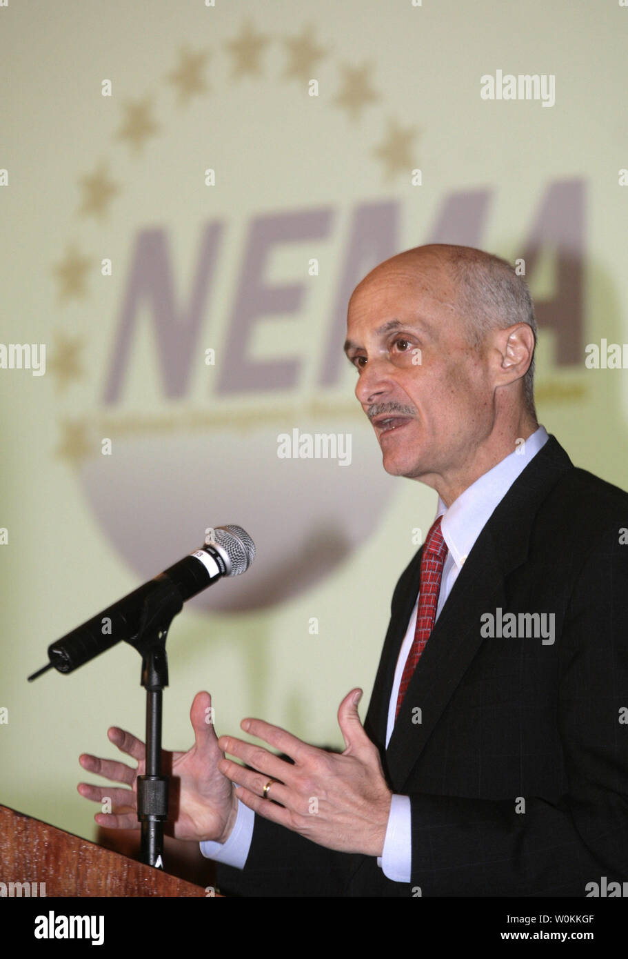 Us-Homeland Security Secretary Michael Chertoff liefert Erläuterungen bei einem nationalen Notstand Management Association Mitte Jahr Konferenz in Alexandria, Virginia, 13. Februar 2006. Chertoff wies Kritik, dass innere Sicherheit mit terroristischen Bedrohungen auf Kosten von Naturkatastrophen wie Hurrikans Katrina betroffen ist. (UPI Foto/Yuri Gripas) Stockfoto
