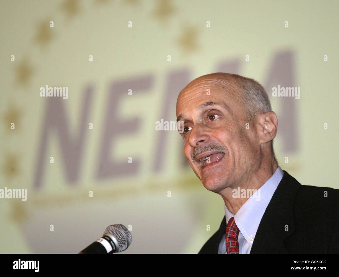 Us-Homeland Security Secretary Michael Chertoff liefert Erläuterungen bei einem nationalen Notstand Management Association Mitte Jahr Konferenz in Alexandria, Virginia, 13. Februar 2006. Chertoff wies Kritik, dass innere Sicherheit mit terroristischen Bedrohungen auf Kosten von Naturkatastrophen wie Hurrikans Katrina betroffen ist. (UPI Foto/Yuri Gripas) Stockfoto