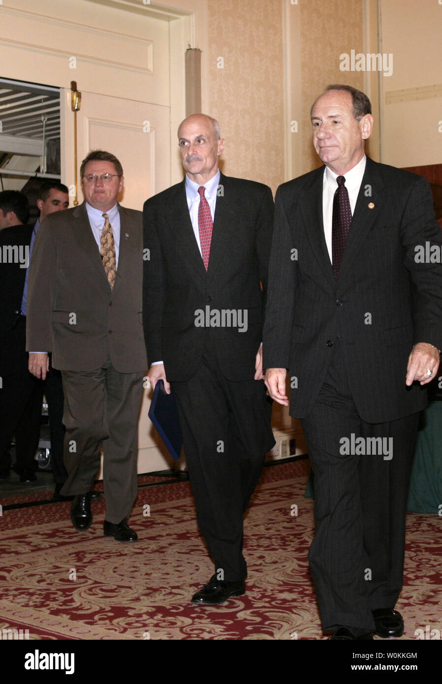 Us-Homeland Security Secretary Michael Chertoff (C) eintrifft Erläuterungen bei einem nationalen Notstand Management Association Mitte zu liefern - Konferenz in Alexandria, Virginia, 13. Februar 2006. (UPI Foto/Yuri Gripas) Stockfoto