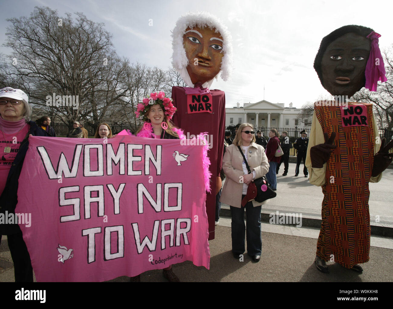 Anti-Iraqi Krieg Aktivisten protestieren außerhalb des Weißen Hauses in Washington, 8. März 2006. Gold Star Mütter Cindy Sheehan und Elaine Johnson haben eine Delegation der irakischen Frauen für den März am Internationalen Frauentag einen dringenden Aufruf zum Frieden das Weiße Haus zu liefern. (UPI Foto/Yuri Gripas) Stockfoto