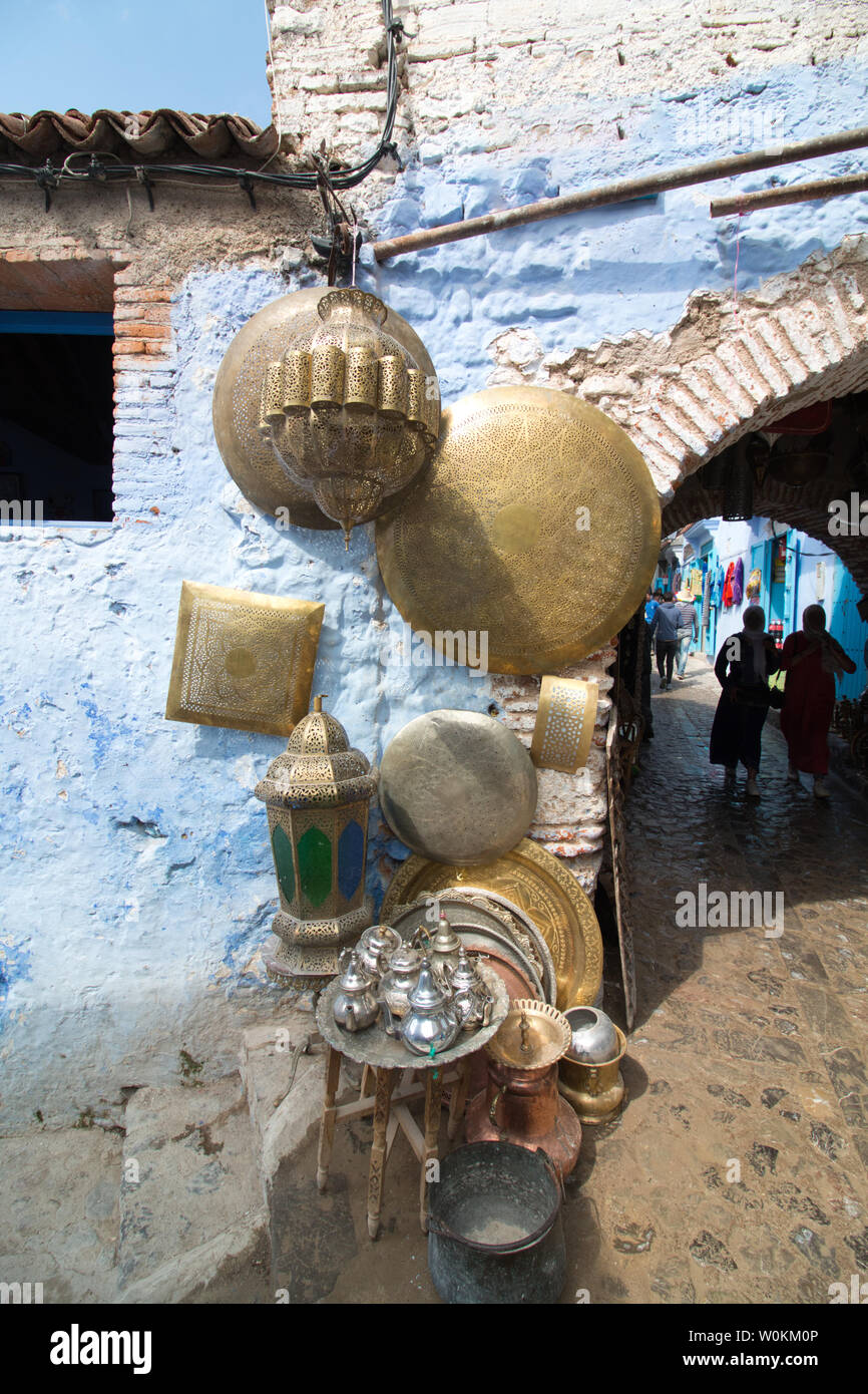 Objekte der Dekoration der Arabischen Stil von Hand gefertigt, in einer Straße von Chefchaouen ausgesetzt. Stockfoto