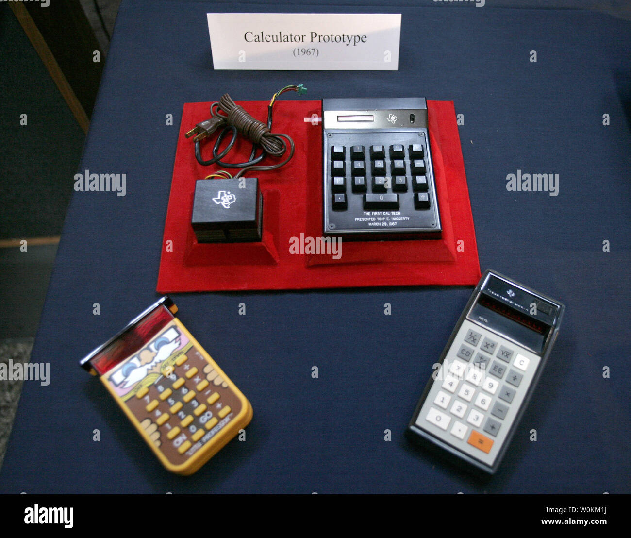 Mehrere Texas Instruments hand- Rechner sind bei einem Festakt zum 40-jährigen Jubiläum der Erfindung des elektronischen Rechner am nationalen Museum der amerikanischen Geschichte in Washington am 25. September 2007 zu markieren angezeigt. (UPI Foto/Yuri Gripas) Stockfoto