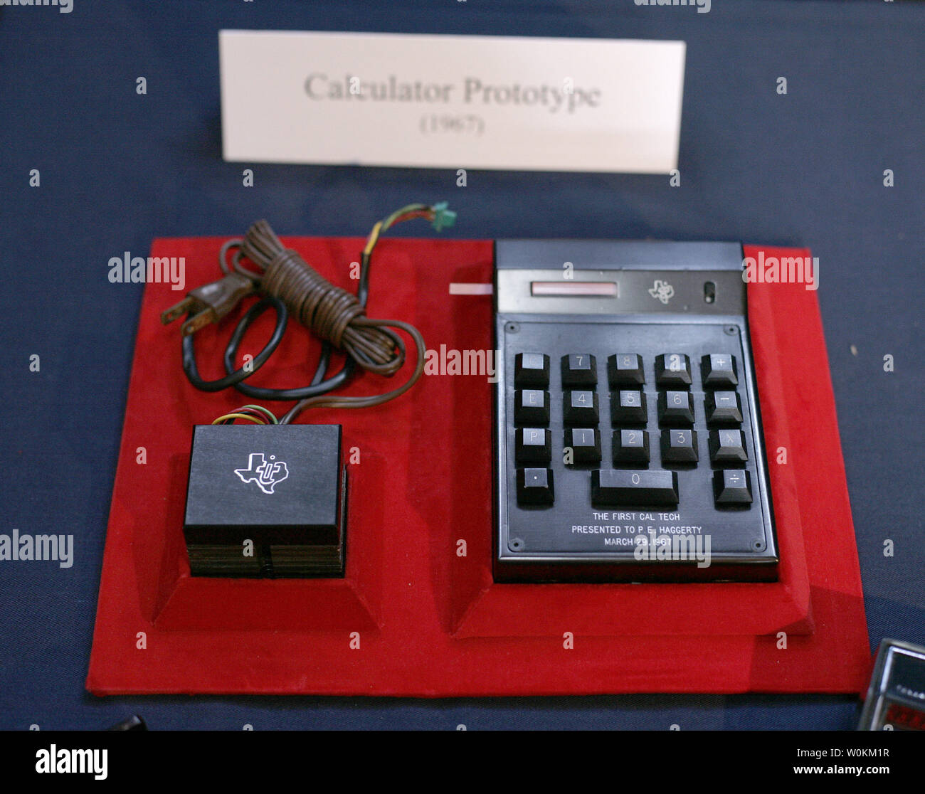 Der erste tragbare Taschenrechner von Texas Instruments wird während einer Feier zum 40-jährigen Jubiläum der Erfindung des elektronischen Rechner am nationalen Museum der amerikanischen Geschichte in Washington am 25. September 2007 zu markieren angezeigt. (UPI Foto/Yuri Gripas) Stockfoto