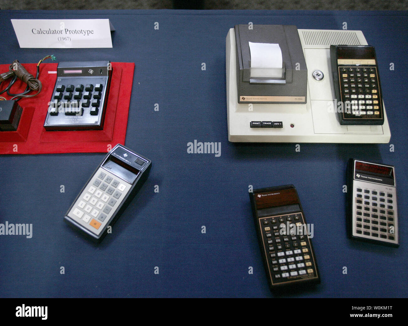 Mehrere Texas Instruments hand- Rechner sind bei einem Festakt zum 40-jährigen Jubiläum der Erfindung des elektronischen Rechner am nationalen Museum der amerikanischen Geschichte in Washington am 25. September 2007 zu markieren angezeigt. (UPI Foto/Yuri Gripas) Stockfoto