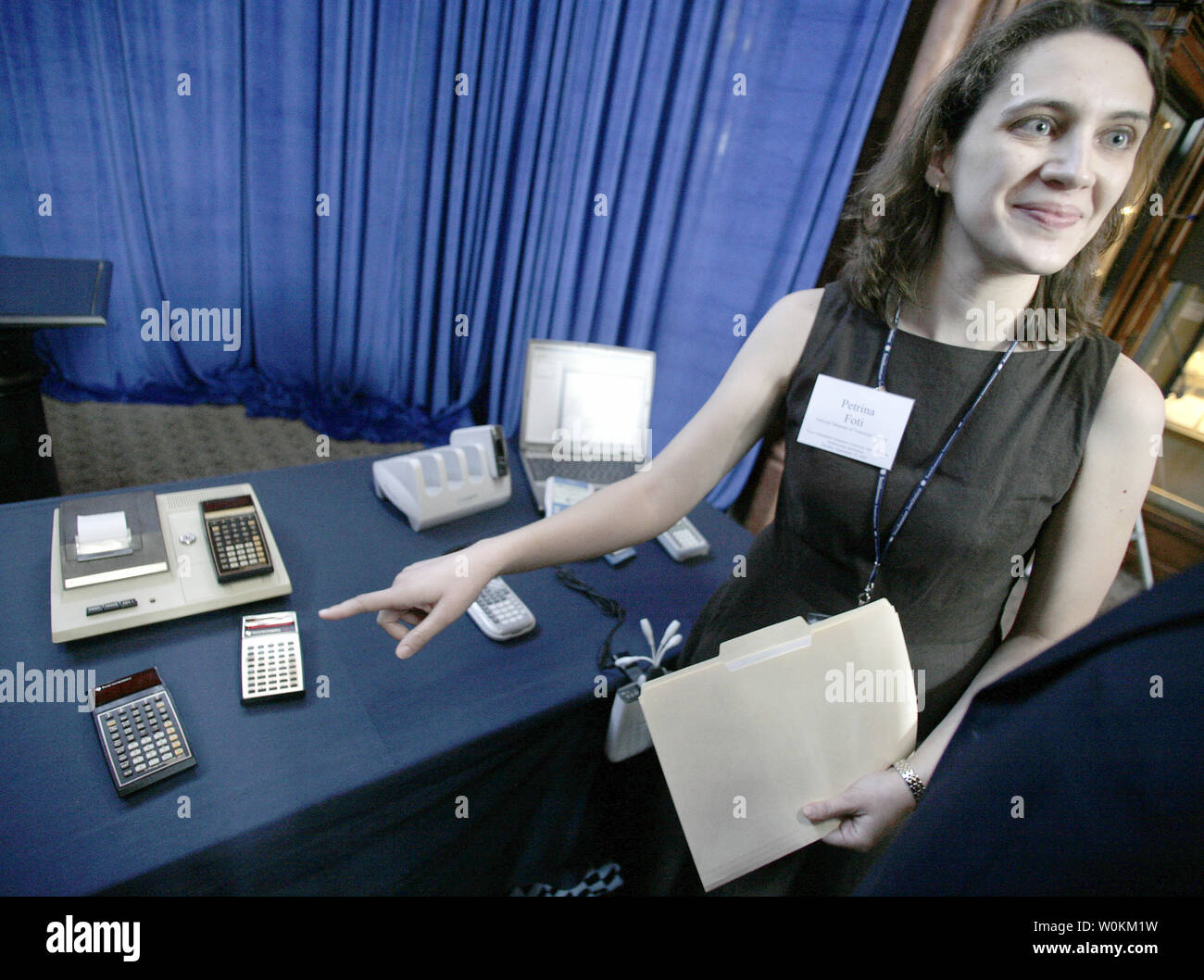 Petrina Foti vom Nationalen Museum der Amerikanischen Geschichte macht Bemerkungen über mehrere Texas Instruments hand- Rechner sind bei einem Festakt zum 40-jährigen Jubiläum der Erfindung des elektronischen Rechner in Washington am 25. September 2007 zu markieren angezeigt. (UPI Foto/Yuri Gripas) Stockfoto