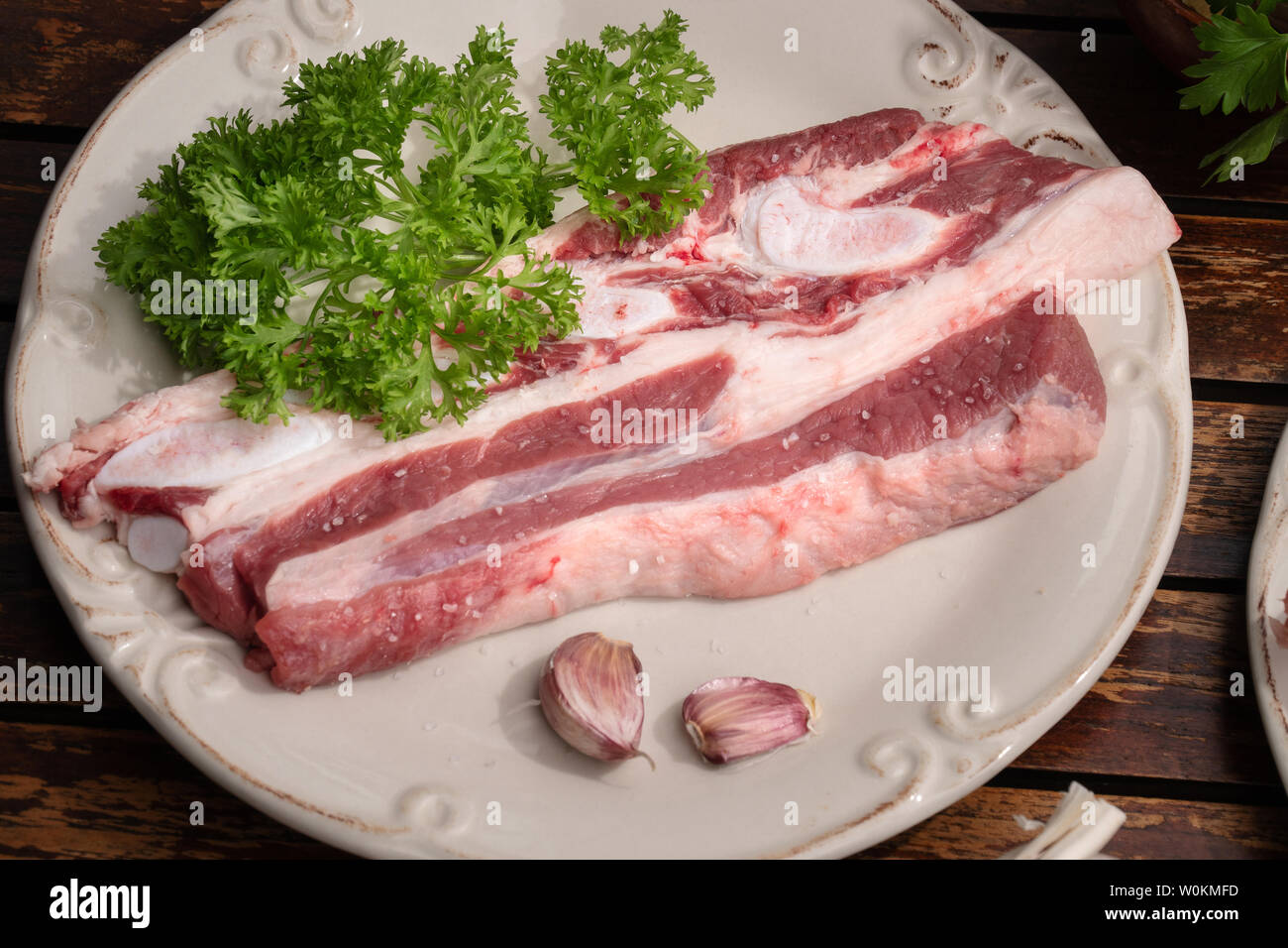 Frisches Rindfleisch auf hölzernen Tisch bereit gekocht zu werden. Frisches Fleisch zu grillen. Spanisch churrasco Stockfoto