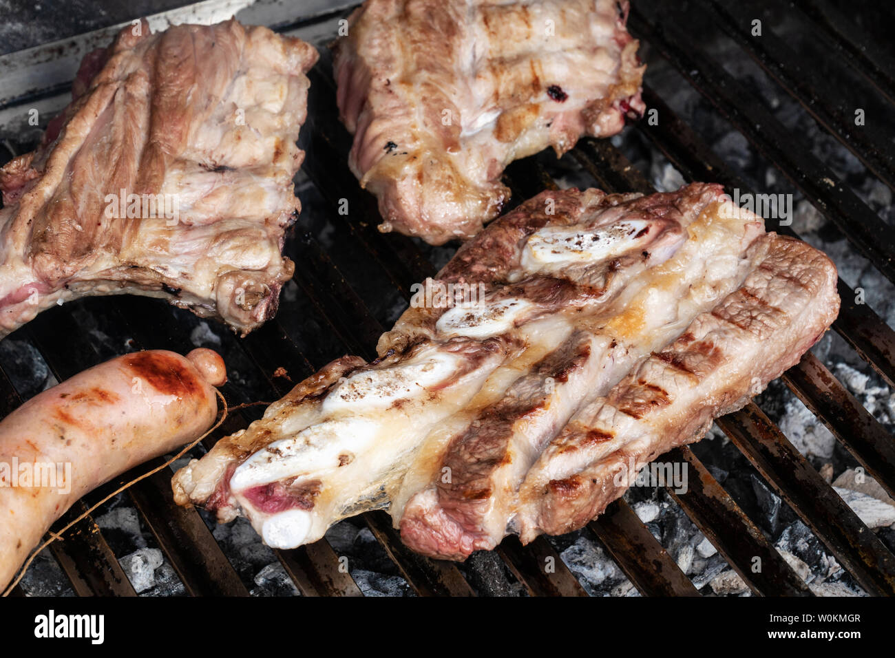 Grill mit gegrillten Schweinerippchen, Rindfleisch und Criollo Wurst. Spanisch churrasco Stockfoto