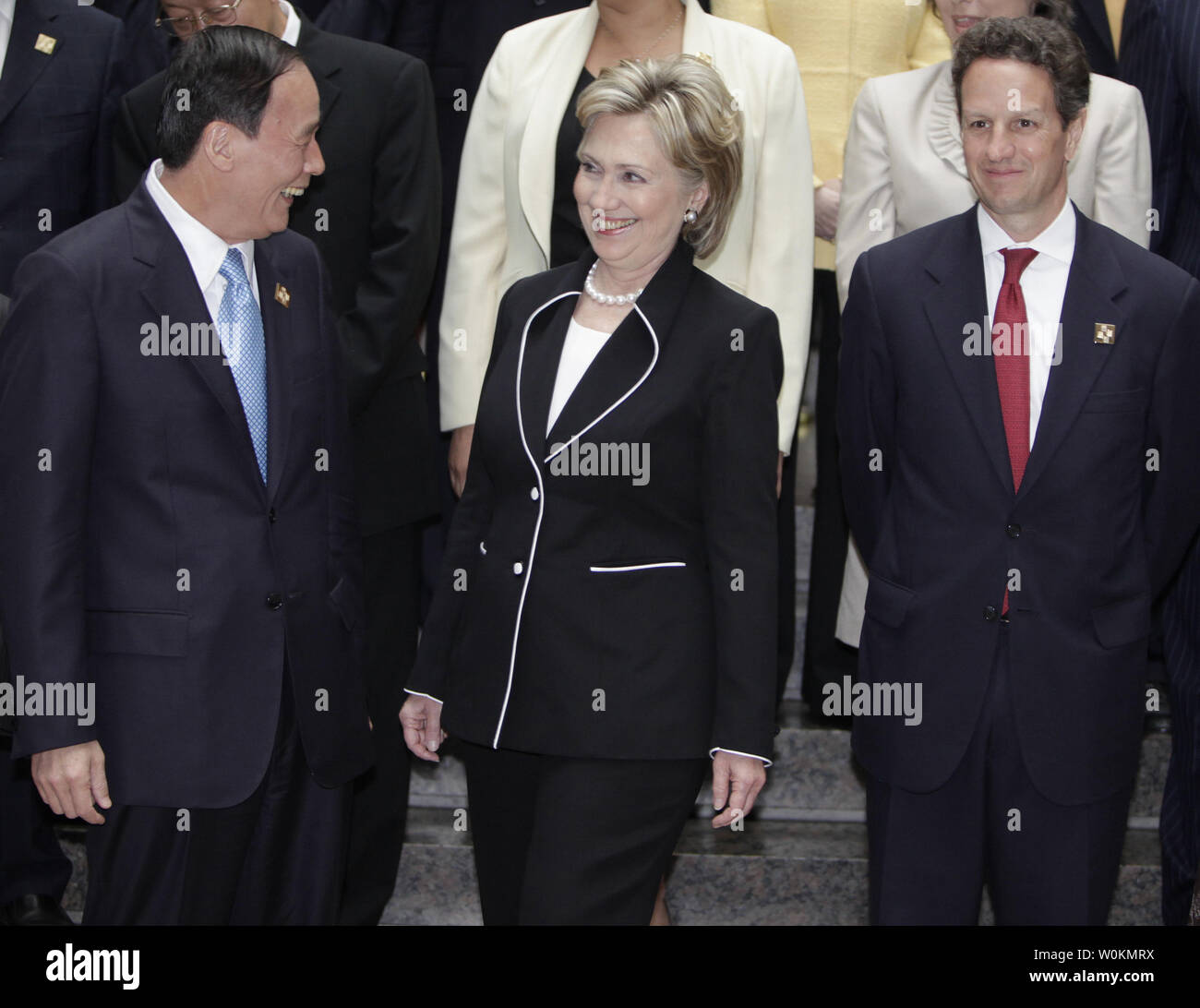 Us-Außenministerin Hillary Clinton (C), der chinesischen Vizepremierminister Wang Qishan (L) und Finanzminister Timothy Geithner sammeln für eine Familie Foto bei der Eröffnung des von den USA China strategischen und wirtschaftlichen Dialogs in Washington am 27. Juli 2009. (UPI Foto/Yuri Gripas) Stockfoto