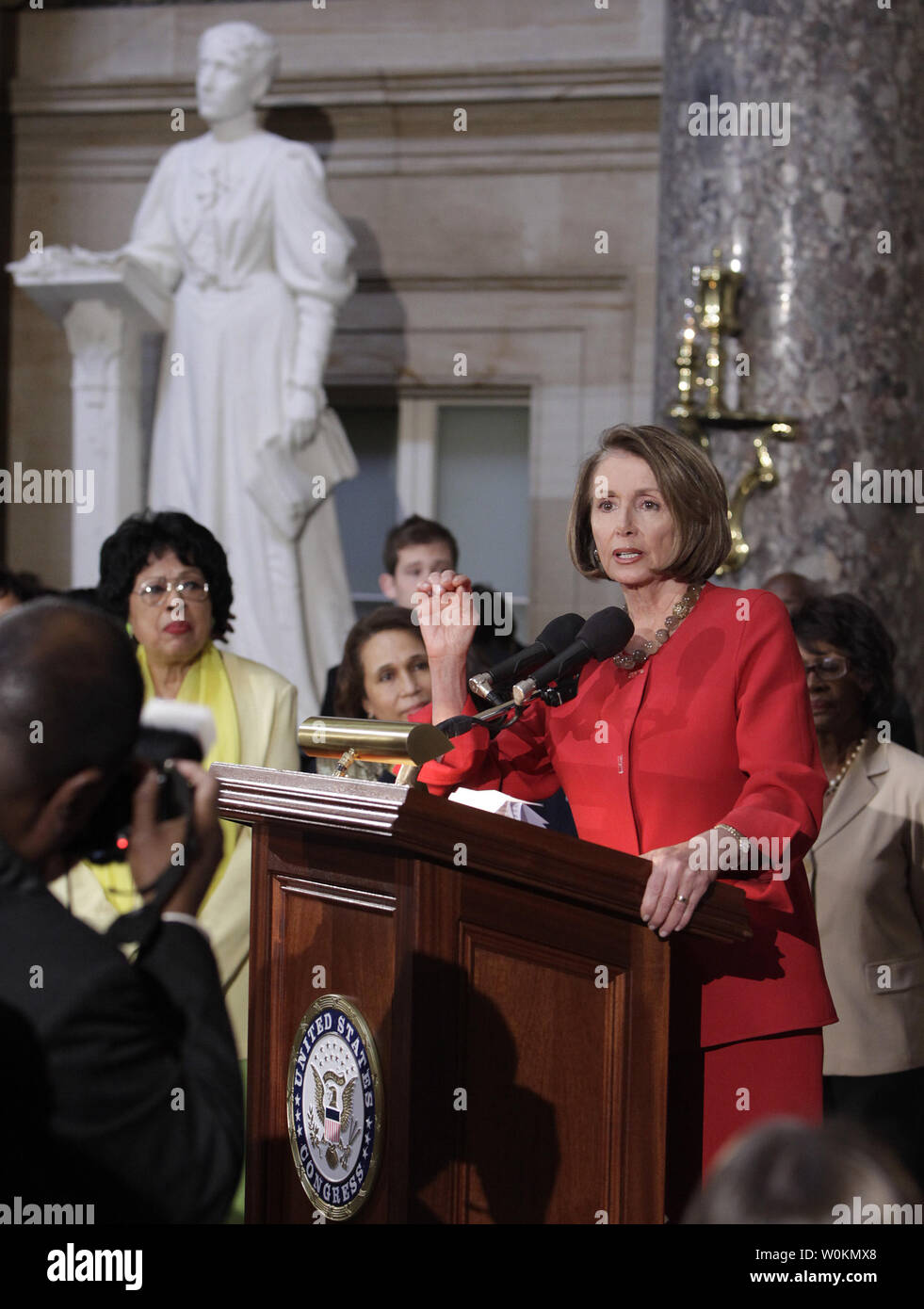 Sprecherin des Repräsentantenhauses Nancy Pelosi (D-CA) spricht während der Frauen Geschichte Monat Feier zu Ehren von Außenministerin Hillary Clinton auf dem Capitol Hill in Washington am 25. März 2010. UPI Foto/Yuri Gripas Stockfoto