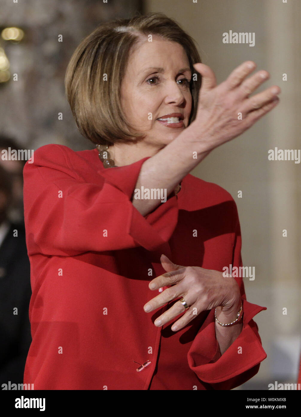 Sprecherin des Repräsentantenhauses Nancy Pelosi (D-CA) gestikuliert während eines Frauen Geschichte Monat Feier zu Ehren von Außenministerin Hillary Clinton auf dem Capitol Hill in Washington am 25. März 2010. UPI Foto/Yuri Gripas Stockfoto