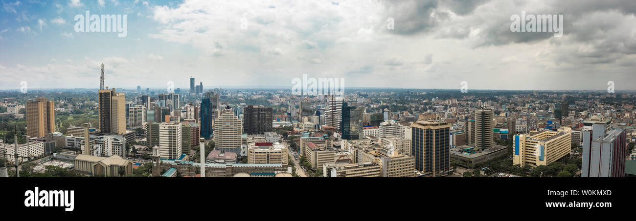 Antenne 180 Grad Panorama der Innenstadt von Regierung und Financial District in Nairobi, Kenia. Stockfoto