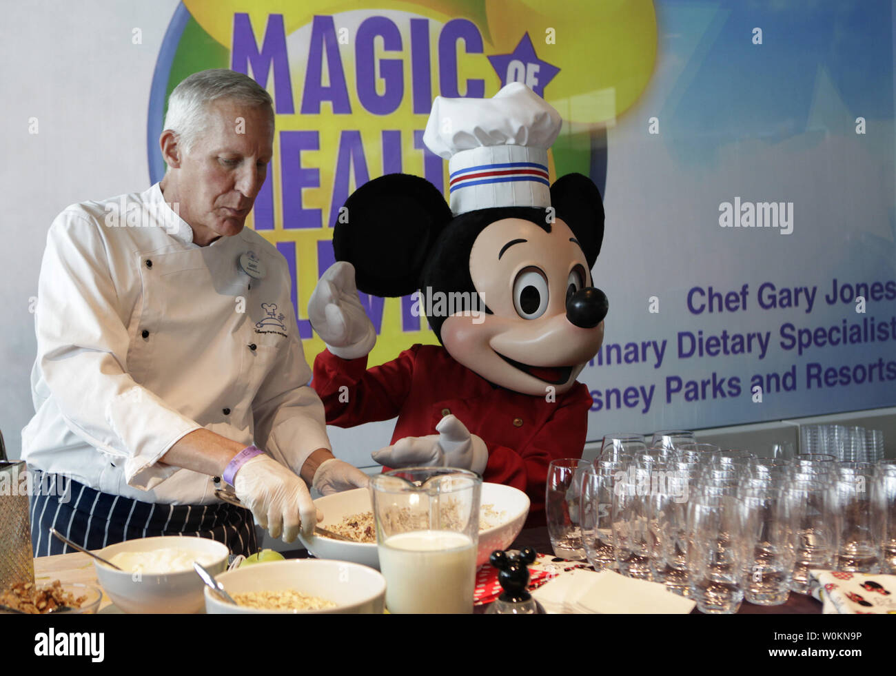 Chief Gary Jones und die Walt Disney Comicfigur Mickey Mouse ein gesundes Essen zubereiten, bevor die Ankündigung der Firma der erheblichen Weiterentwicklung bestehender Ernährung Leitlinien der Politik in Washington am 5. Juni 2012. UPI/Yuri Gripas Stockfoto