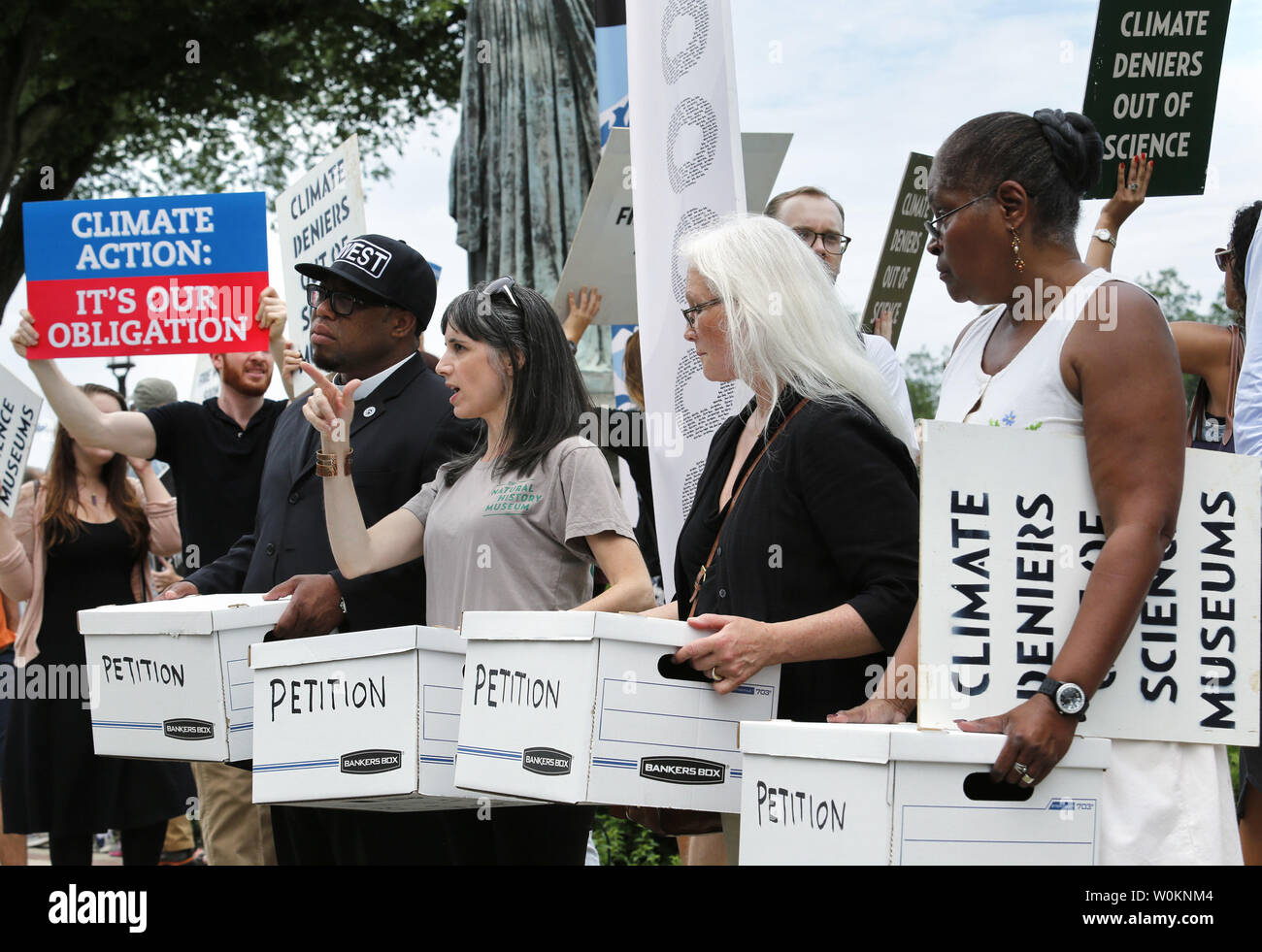 Demonstranten Rallye außerhalb des Smithsonian Museum of Natural History in Washington, DC, für das Museum Riegel mit der fossilen Brennstoffe und der Koch Brüder am 15. Juni 2015 zu schneiden. Sie präsentierten eine Petition für David Koch aus dem Museum für eine umstrittene Ausstellung er finanziert, die von einigen Wissenschaftlern als irreführend und unwissenschaftliche in Bezug auf den Klimawandel gesehen wurde gekickt. Foto von Yuri Gripas/UPI Stockfoto