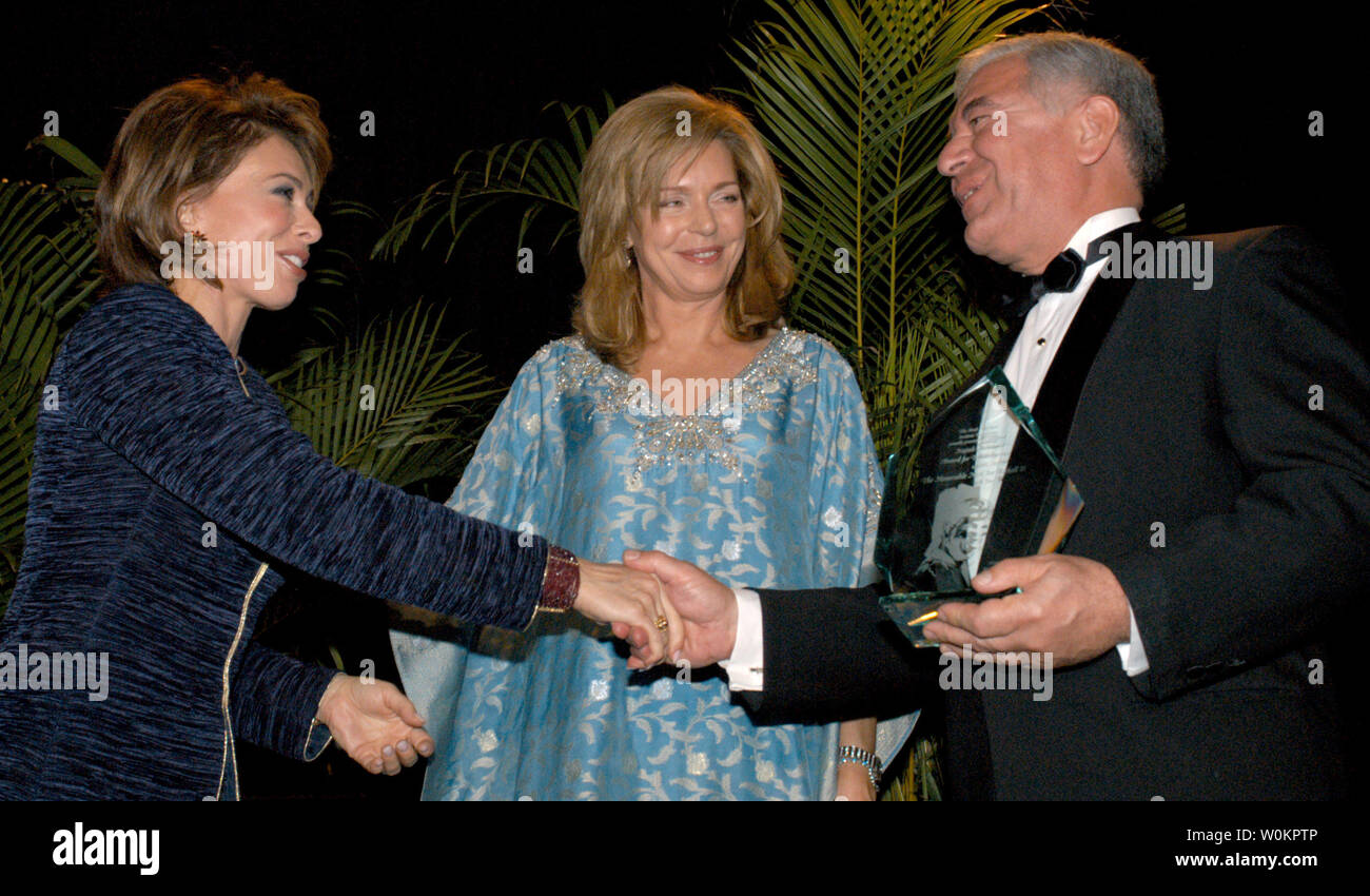 Kongressabgeordnete Nick Rahall D-W. Virginia, gratuliert von Königin Noor von Jordanien und Bezirksstaatsanwalt von Westchester County Jeanine Pirro nach Erhalt des Kahil Gibran Geist der Menschheit Award' aus dem Arabischen amerikanischen Institut Stiftung am 4. Mai 2004 in Washington, D.C. Die Auszeichnung jährlich an Einzelpersonen oder Organisationen für humanitäre Arbeit in ihren Gemeinden gegeben ist. (UPI Foto/Rick Steele) Stockfoto