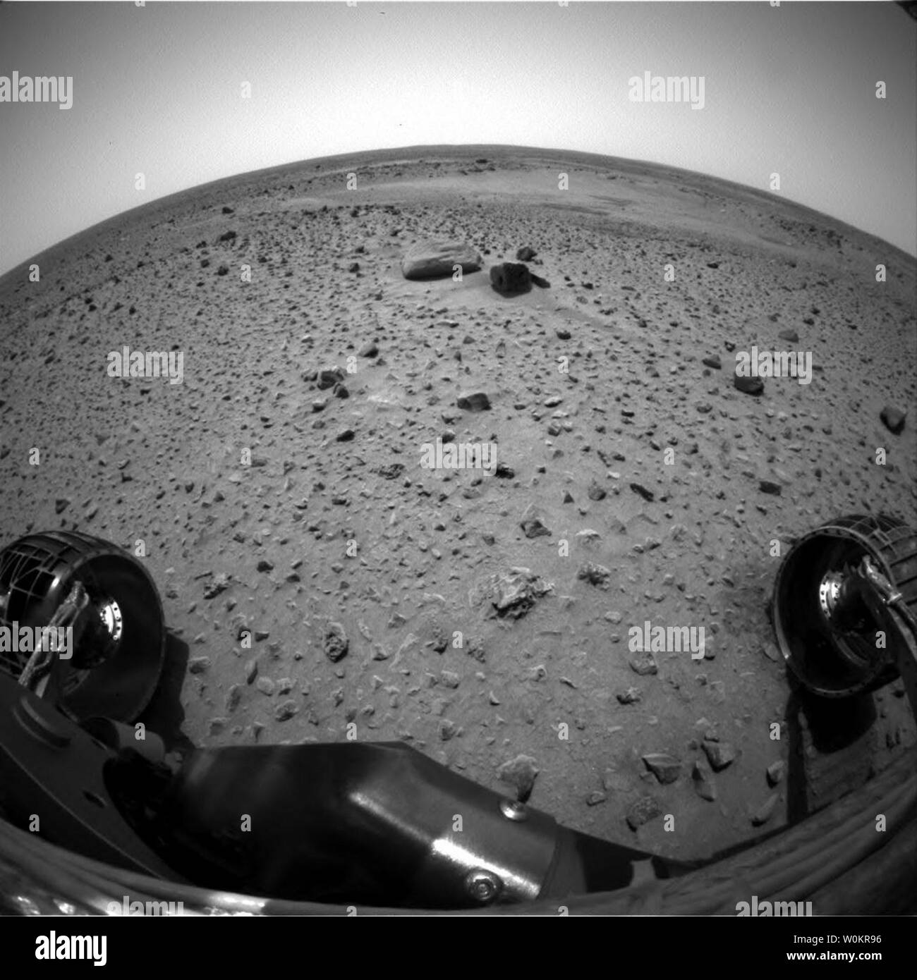 Dieses Bild von der vorderen Gefahren - Identifikation Kamera auf dem Mars Exploration Rover Spirit, zeigt eine klare Sicht auf die Oberfläche des Mars vor dem Rover vor dem Rover seinen Roboterarm, oder Instrument deployment Device am 16. Januar 2004 bereitgestellt. Der Arm war aus seiner Ablage unter der 'Veranda' der Rover Körper Freitag früh eingesetzt. Dies ist der erste Einsatz der Arm der mikroskopischen Imager, einer von vier geologischen Instrumenten auf dem Arm zu implementieren. Das Instrument wird dazu beitragen, Wissenschaftler analysieren und martian Steine und Erden verstehen durch die sehr hohe resolu Stockfoto