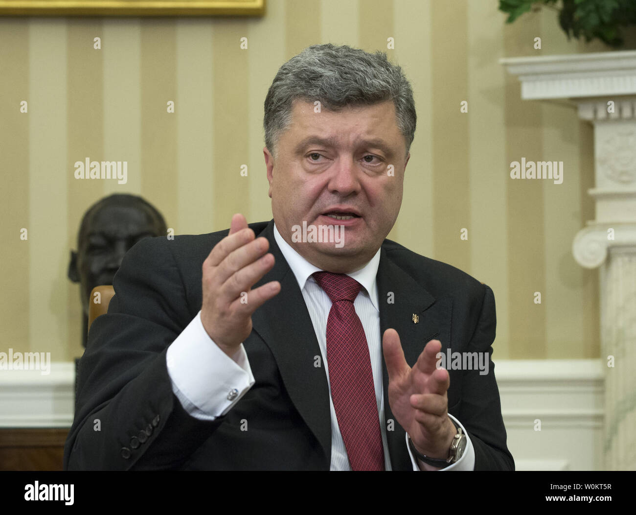 Der Präsident der Ukraine Petro Poroschenko macht einen Kommentar in einem bilateralen Gespräch US-Präsident Barack Obama im Oval Office des Weißen Hauses vom 18. September 2014 in Washington, D.C. Poroschenko vorhin angesprochen, eine gemeinsame Sitzung des Kongresses. UPI/Pat Benic Stockfoto