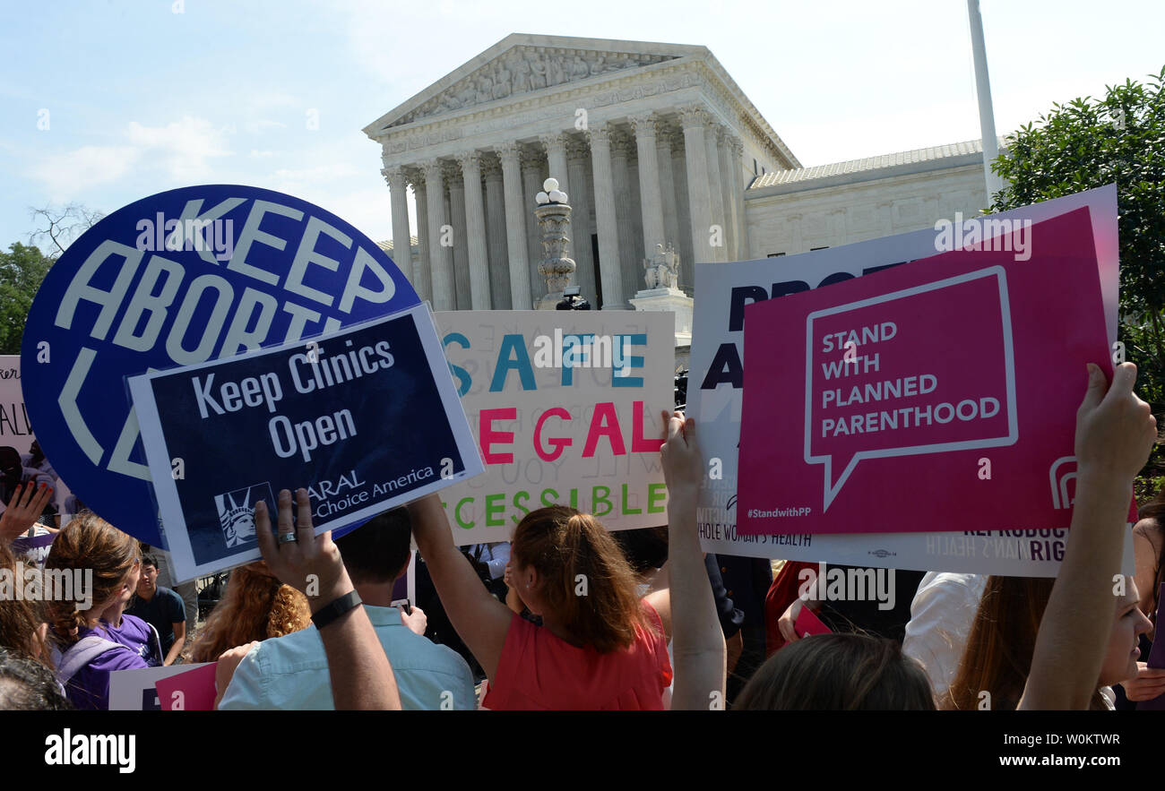 Pro-choice-Demonstranten jubilate, nachdem der Oberste Gerichtshof einen Texas Verordnung Gesetz über Abtreibung Kliniken Struck, in Washington, DC am 27. Juni 2016. Die Richter entschieden, dass die 5-3 Texas Gesetz, das weit, in anderen Mitgliedstaaten repliziert wurde, zu restriktiv war und verfassungswidrig. Foto von Pat Benic/UPI Stockfoto