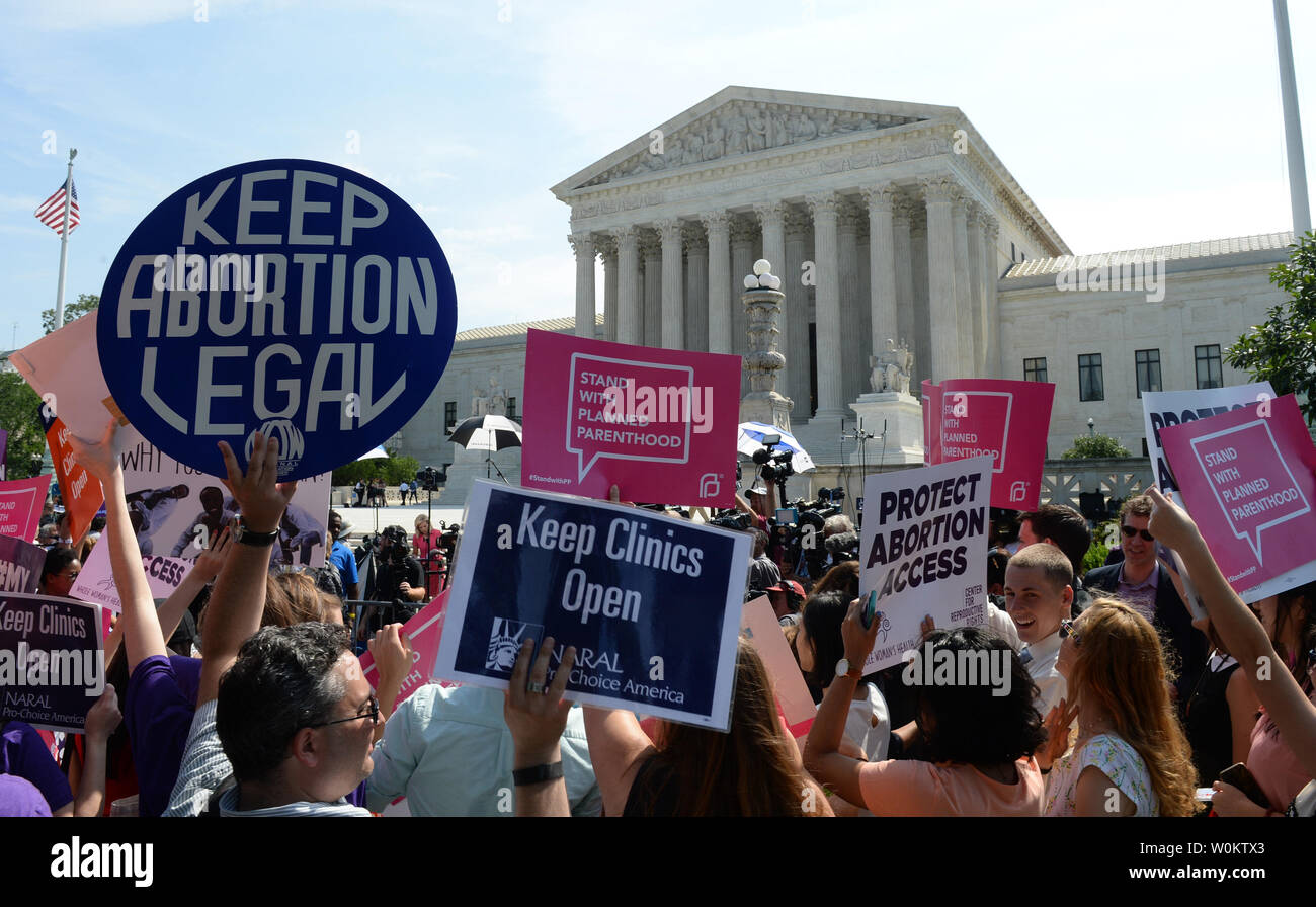 Pro-choice-Demonstranten jubilate, nachdem der Oberste Gerichtshof einen Texas Verordnung Gesetz über Abtreibung Kliniken Struck, in Washington, DC am 27. Juni 2016. Die Richter entschieden, dass die 5-3 Texas Gesetz, das weit, in anderen Mitgliedstaaten repliziert wurde, zu restriktiv war und verfassungswidrig. Foto von Pat Benic/UPI Stockfoto