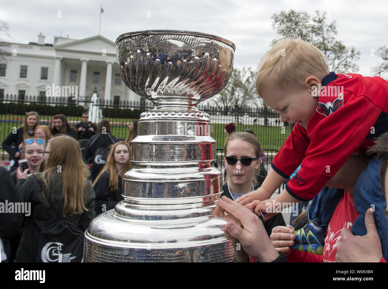 Dan Corrigan Sohn James, 3, erreicht in der National Hockey League (NHL) Stanley Cup, eine zufällige Stop vor dem Weißen Haus in Washington, DC am 30. März 2017 Rechnung zu tragen. Die NHL Macht random Haltestellen mit der WM-Trophäe im Endspiel Städte mit den Endspielen bald starten. Corrigan ist von Washington, DC. Foto von Pat Benic/UPI Stockfoto