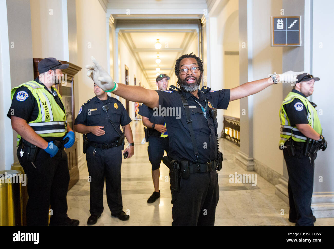 Capitol Polizei direkten Demonstranten zu verschieben Festnahme Gesicht, nachdem Demonstranten das GOP health care Bill in der Mehrheitsführer im Senat, Mitch McConnell (R-KY) Office auf dem Capitol Hill in Washington, DC am 17 Juli, 2017 Protest oder. Berücksichtigung des Gesundheitswesens Rechnung des Republikanischen wurde diese Woche verzögert, und es ist nicht bekannt, ob es die notwendige Unterstützung zu geben. Foto von Erin Schaff/UPI Stockfoto