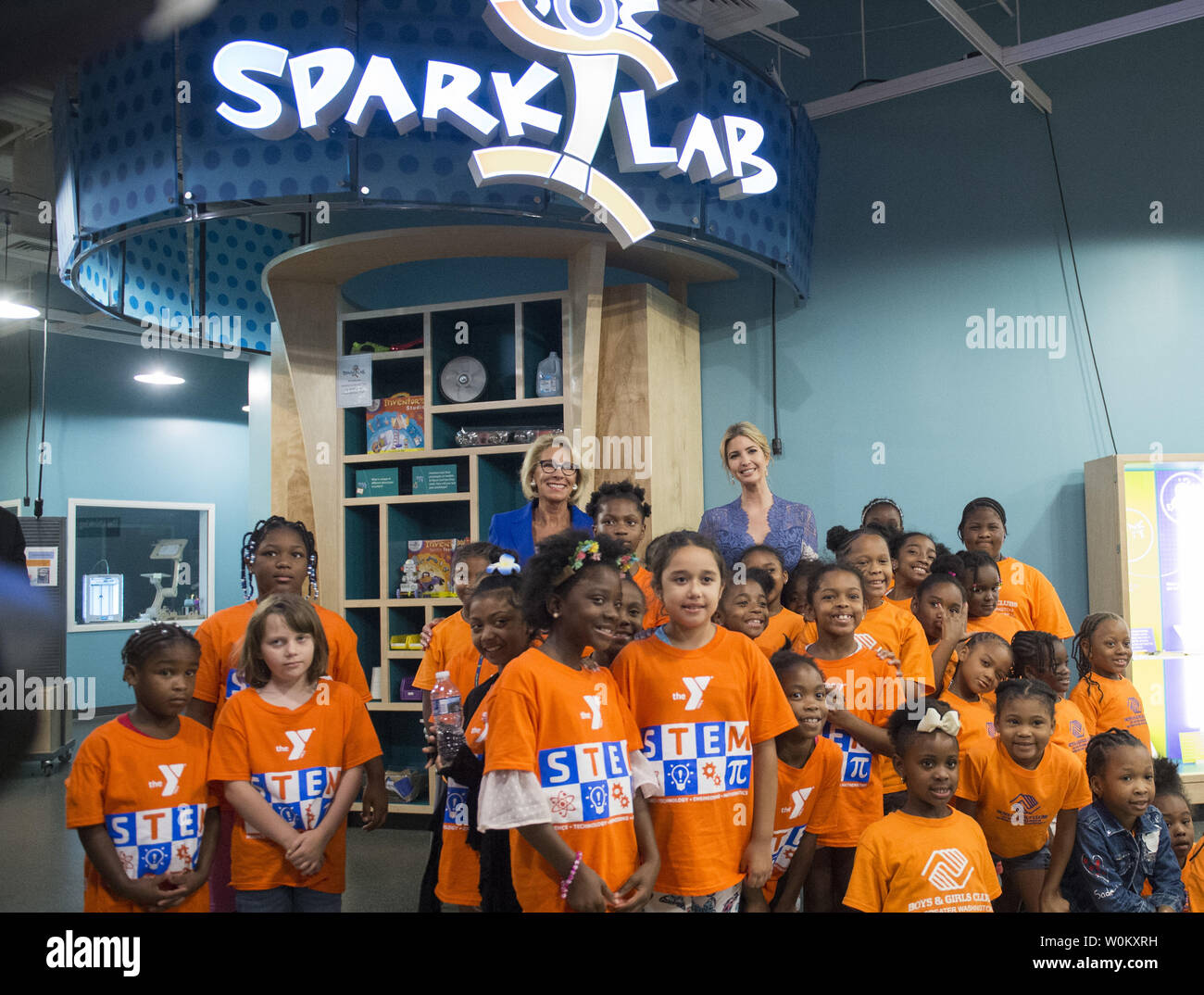 Ausbildung Sekretärin Betsy DeVos und Ivanka Trump posieren für ein Foto nach dem Lesen von "Rosie Revere, Engineer' zu frühen Grundschulkinder an der Dichtung der Zündkerze Lab am nationalen Museum der amerikanischen Geschichte in Washington, DC am 25. Juli 2017. DeVos und Ivanka Trump konzentrierte sich die Veranstaltung auf dem Erhalten Mädchen über stammzellen Studien aufgeregt, wie sie in bestimmten wissenschaftlichen Experimenten beteiligt. Foto von Pat Benic/UPI Stockfoto