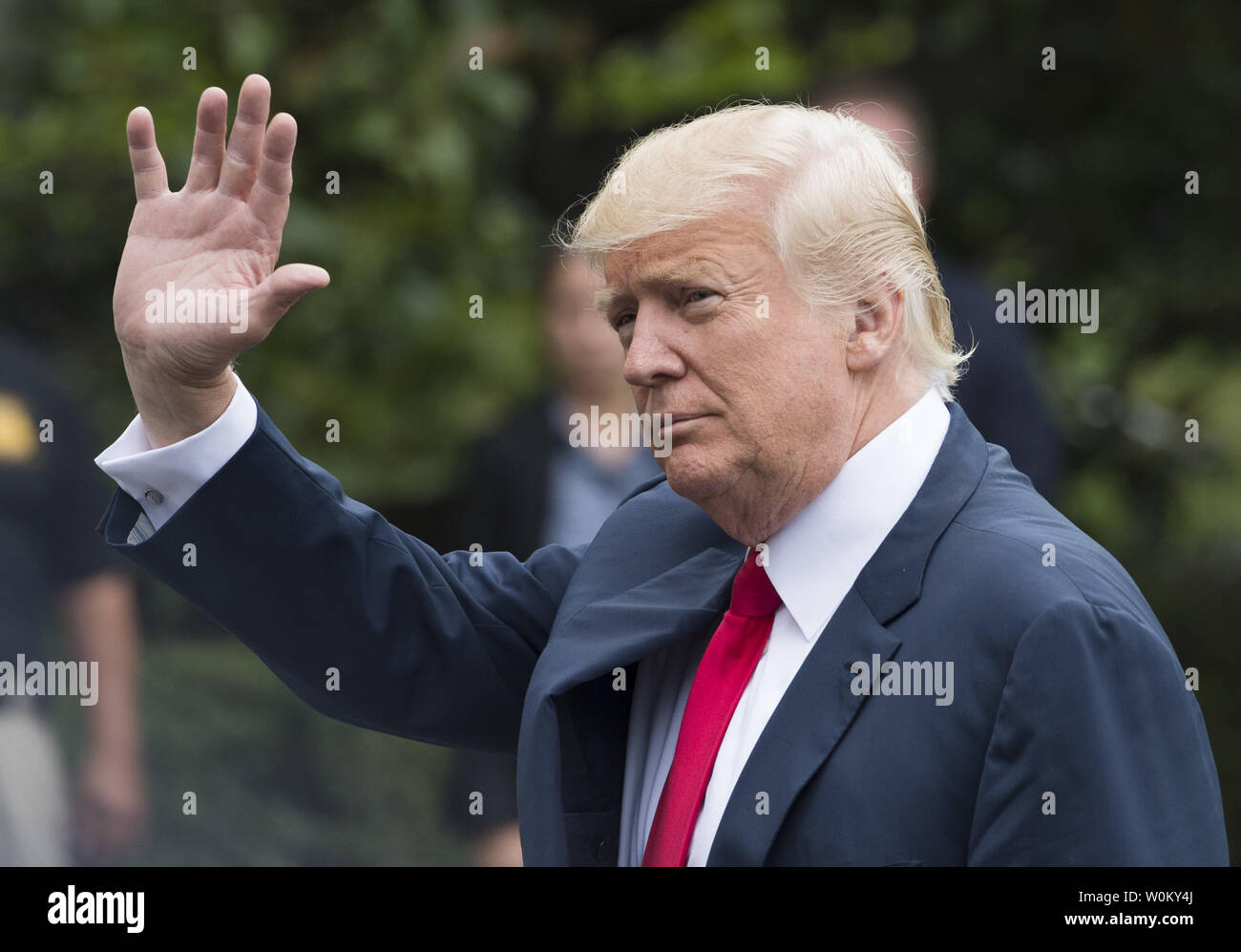 Us-Präsident Donald Trump Wellen, als er disembarks Marine One nach der Ankunft auf dem Rasen des Weißen Hauses in Washington, DC am 14. August 2017. Trump zurück an das Weiße Haus aus seinem Urlaub in New Jersey ein Memorandum über China zu unterzeichnen und Charlottesville zu diskutieren. Foto von Pat Benic/UPI Stockfoto