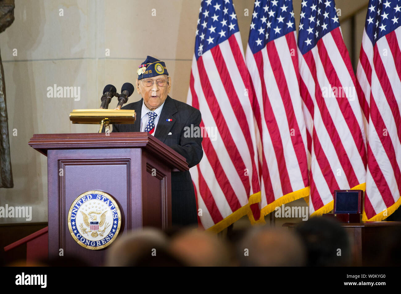 Celestino Almeda, eine philippinische Weltkriegveteran Vertreter der philippinischen Commonwealth Armee, spricht während einer Zeremonie mit Senat und Führer eine Congressional Gold Medal ehren Philippinische Veteranen des Zweiten Weltkrieges für ihren Dienst und Opfer während des Krieges im Rahmen einer Zeremonie auf dem Capitol Hill in Washington, DC am 25. Oktober 2017 zu präsentieren. Die Medaille ist die höchste zivile Auszeichnung und wird nach einem langwierigen Kampf für die Anerkennung der Leistung von 260.000 Filipinos, die für die Vereinigten Staaten in 75 Jahren gekämpft. Foto von Erin Schaff/UPI Stockfoto