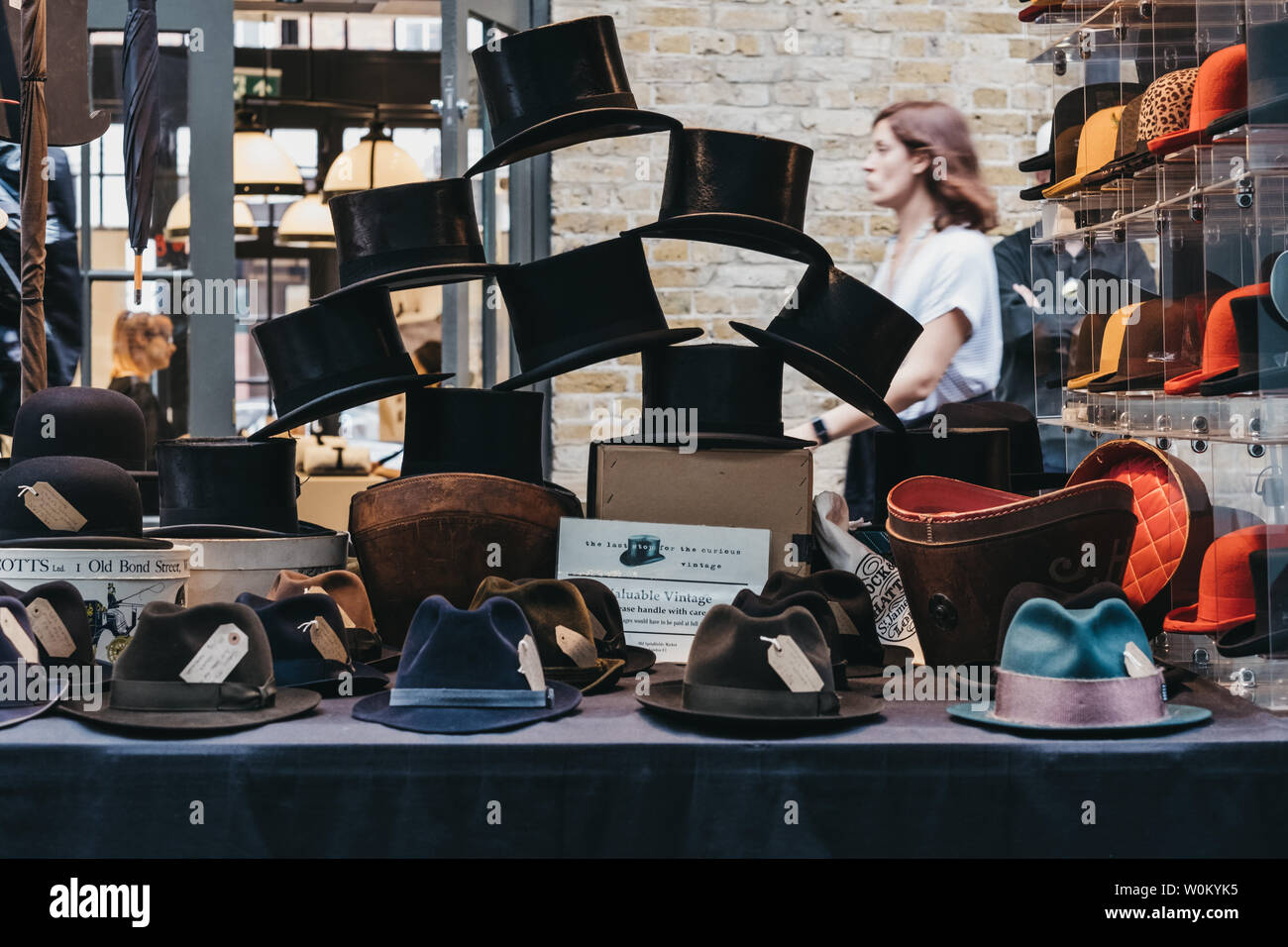 London, Großbritannien, 22. Juni 2019: Vintage Hüte auf Verkauf in Abschaltstellung in Spitalfields Market, einem der schönsten erhaltenen viktorianischen Markthallen in London wit Stockfoto