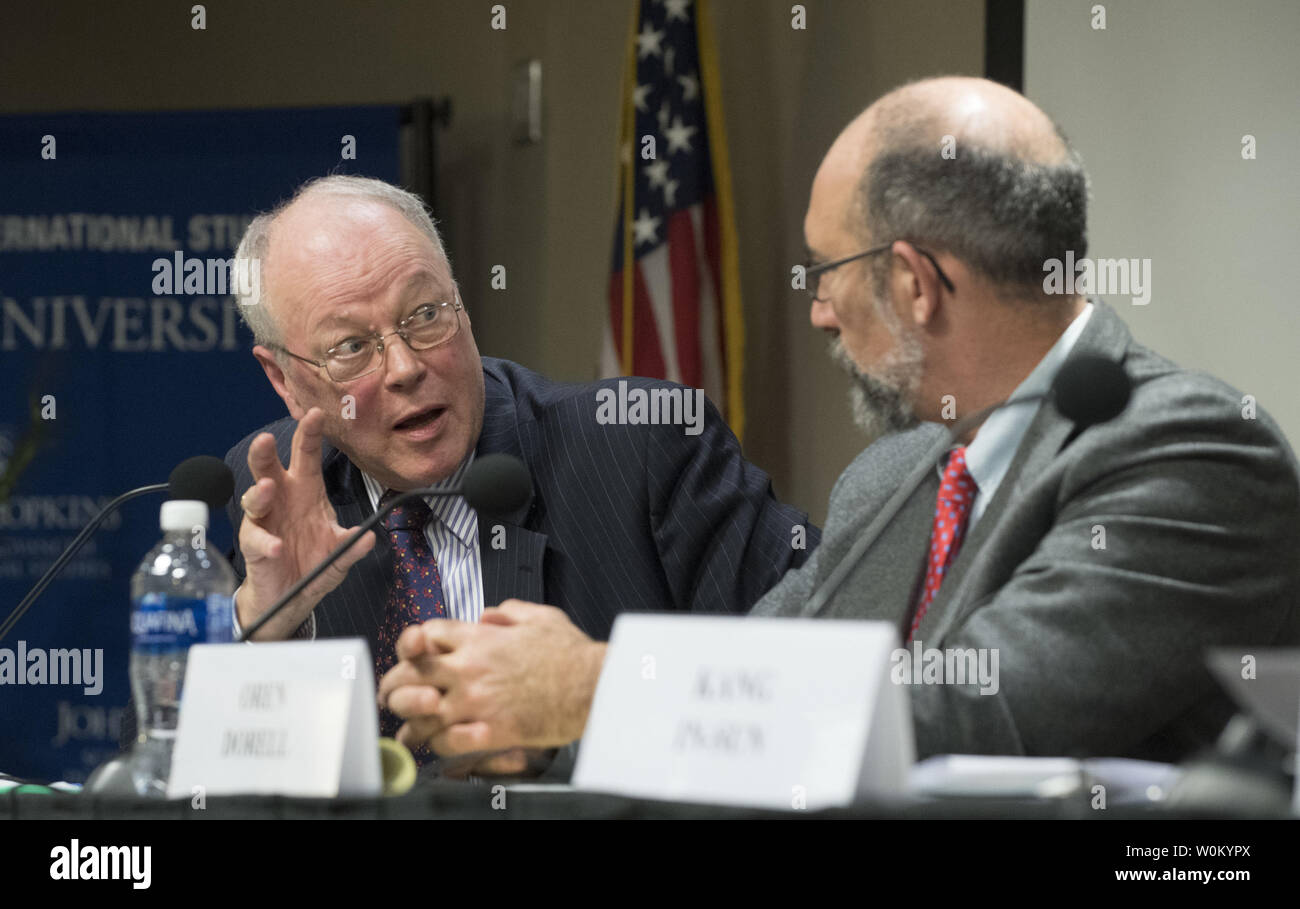 Michael Marshall, Editor Emiritus der United Press International macht einen Kommentar mit USA Today Auswärtige Angelegenheiten Korrespondent Oren Dorell, während einer Diskussion über die Herausforderungen der Berichterstattung Nachrichten in Nord- und Südkorea, die auf der John Hopkins School of Advanced International Studies in Washington, DC am 15. November 2017. Foto von Pat Benic/UPI Stockfoto