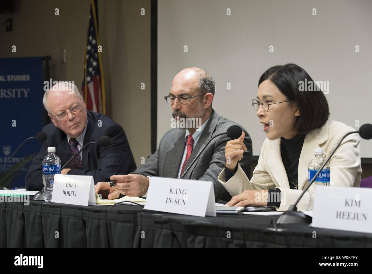 Chosun Ilbo Washington Bureau Chief Kang Insun (C) Macht einen Kommentar in einem koreanischen Diskussionsforum über die Herausforderungen der Berichterstattung Nachrichten in Nord- und Südkorea an der John Hopkins School of Advanced International Studies in Washington, DC am 15. November 2017. Von links sind Michael Marshall, Editor Emiritus der United Press International, USA heute Auswärtige Angelegenheiten Korrespondent Oren Dorell. Foto von Pat Benic/UPI Stockfoto