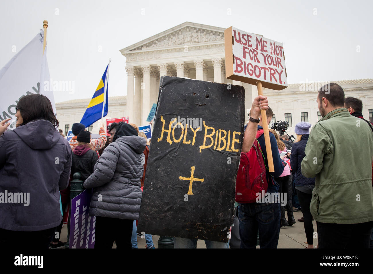 Ein Demonstrator gekleidet, wie die Heilige Bibel hält ein Zeichen, dass die Staaten' mich nicht für ihre Bigotterie" duirng Proteste vor dem Obersten Gerichtshof über das Meisterwerk Cakeshop v. Colorado Civil Rights bei der Kommission in Washington, DC am 5. Dezember 2017. Die Frage ist: Ist die Anwendung von Colorado öffentlichen Unterkünfte Gesetz zu zwingen, Kuchen Künstler Jack Phillips Ausdruck, dass seine aufrichtigen religiösen Überzeugungen über die Ehe verletzt zu erstellen, verletzen die freie Rede und freie Ausübung Klauseln der Erste Änderung? Foto von Erin Schaff/UPI Stockfoto