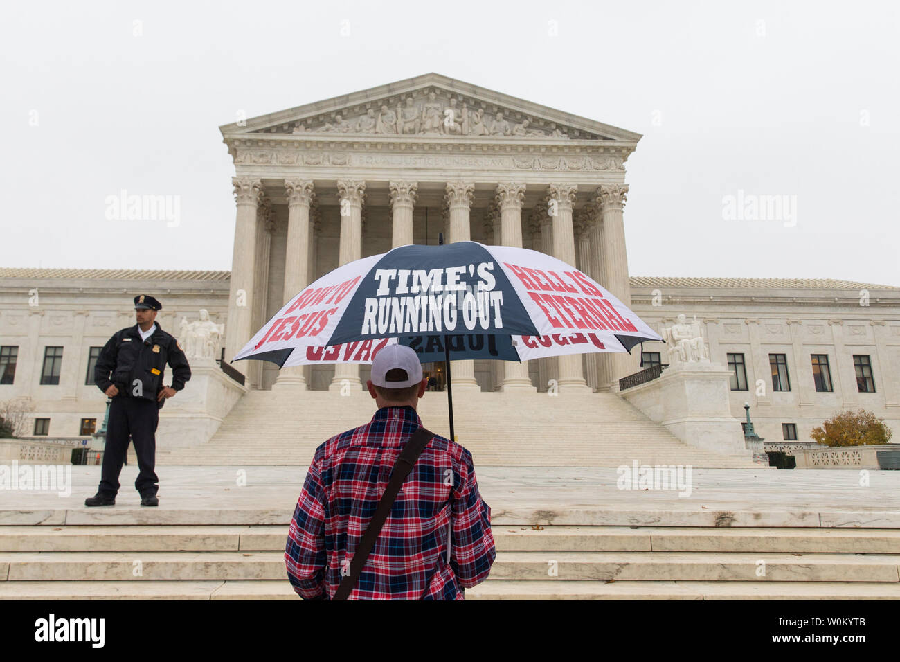 Ein Demonstrator hält eine Dachorganisation, die besagt, dass "die Zeit läuft aus' während der Proteste vor der Oberste Gerichtshof über das Meisterwerk Cakeshop v. Colorado Civil Rights bei der Kommission in Washington, DC am 5. Dezember 2017. Die Frage ist: Ist die Anwendung von Colorado öffentlichen Unterkünfte Gesetz zu zwingen, Kuchen Künstler Jack Phillips Ausdruck, dass seine aufrichtigen religiösen Überzeugungen über die Ehe verletzt zu erstellen, verletzen die freie Rede und freie Ausübung Klauseln der Erste Änderung? Foto von Erin Schaff/UPI Stockfoto