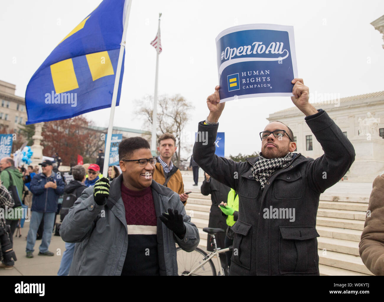 Demonstranten protestieren vor dem Obersten Gerichtshof über das Meisterwerk Cakeshop v. Colorado Civil Rights bei der Kommission in Washington, DC am 5. Dezember 2017. Die Frage ist: Ist die Anwendung von Colorado öffentlichen Unterkünfte Gesetz zu zwingen, Kuchen Künstler Jack Phillips Ausdruck, dass seine aufrichtigen religiösen Überzeugungen über die Ehe verletzt zu erstellen, verletzen die freie Rede und freie Ausübung Klauseln der Erste Änderung? Foto von Erin Schaff/UPI Stockfoto