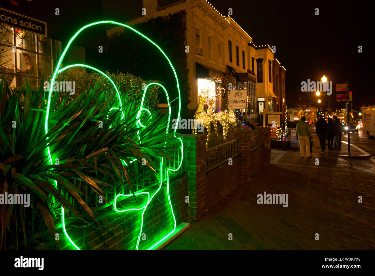 "Die Nachbarn" eine Installation von Gesichtern aus LED verbogene Drähte, die Teil von Georgetown GLOW ist auf der Wisconsin Avenue in Georgetown in Washington DC am 9. Dezember 2017 gesehen. GLOW ist einer jährlichen im öffentlichen Licht Ausstellung zusammengestellt von der Georgetown Business Improvement District. Foto von Erin Schaff/UPI Stockfoto