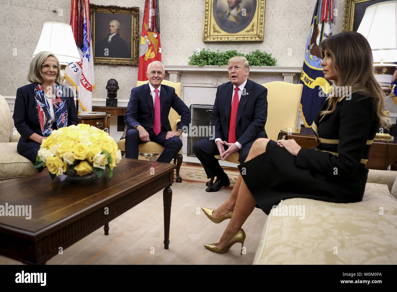 Us-Präsident Donald Trump zu Gesprächen mit dem australischen Premierminister Malcolm Turnbull zusammen mit Ehefrauen Lucy Turnbull und First Lady Melania Trump (R) im Oval Office des Weißen Hauses in Washington, DC am 23. Februar 2018. Turnbull ist auf einer 1-tägigen Besuch im Weißen Haus. Foto von Oliver Contreras/UPI Stockfoto