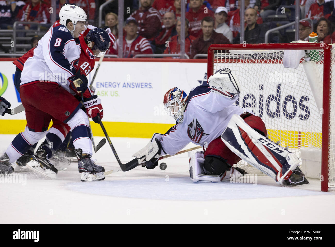 Blaue Jacken Torwart Sergej Bobrovsky (72) versucht, eine auf einen Schuß von Kapitellen Zentrum Jay Beagle (83), verteidigt durch blaue Jacken defenseman Zach Werenski (8) Während der ersten Runde NHL Playoff Spiel zwischen der Columbus Blue Jackets und Washington Capitals in der Hauptstadt zu einer Arena in Washington, D.C. am 15. April 2018 speichern. Foto von Alex Edelman/UPI Stockfoto