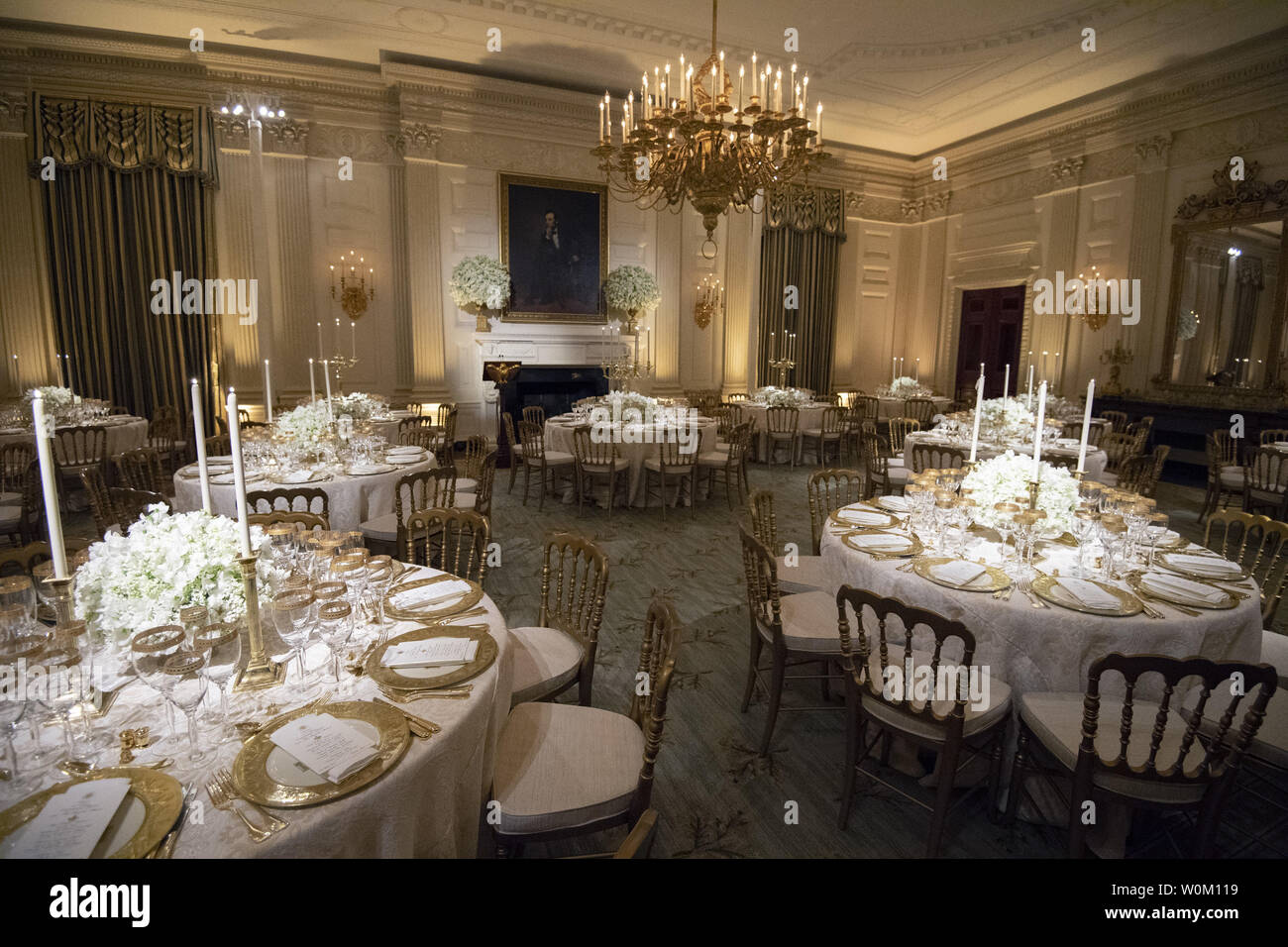 Die Tabellen sind in der Staatlichen Speisesaal für das Abendessen von US-Präsident Donald Trump und First Lady Melania Trump für französische Präsident Emmanuel Längestrich und seine Frau Brigitte Längestrich, während einer Pressekonferenz im Weißen Haus am Abend des 23. April 2018 veranstaltet. Das Abendessen wird am 24. April werden als Längestrich den Tag im Weißen Haus verbringt zum ersten offiziellen Staatsbesuch im Rahmen der Trumpf-Präsidentschaft. Foto von Pat Benic/UPI Stockfoto