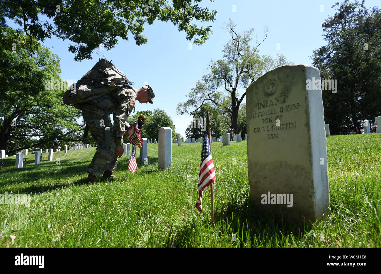 Us-Soldat Orte Flags in der Nähe der Grabstein eines gefallenen Veteran auf dem Arlington National Cemetery während der 'Flags' Tradition in Arlington, Virginia, am 24. Mai 2018. Die 3. US-Infanterie Regiment (Die Alte Garde) hat Veteranen für mehr als 60 Jahre geehrt, indem Sie Fahnen an den Grabstätten. Über 900 Soldaten Platz 228.000 Fahnen vor der grabsteine in vier Stunden. Foto von Pat Benic/UPI Stockfoto