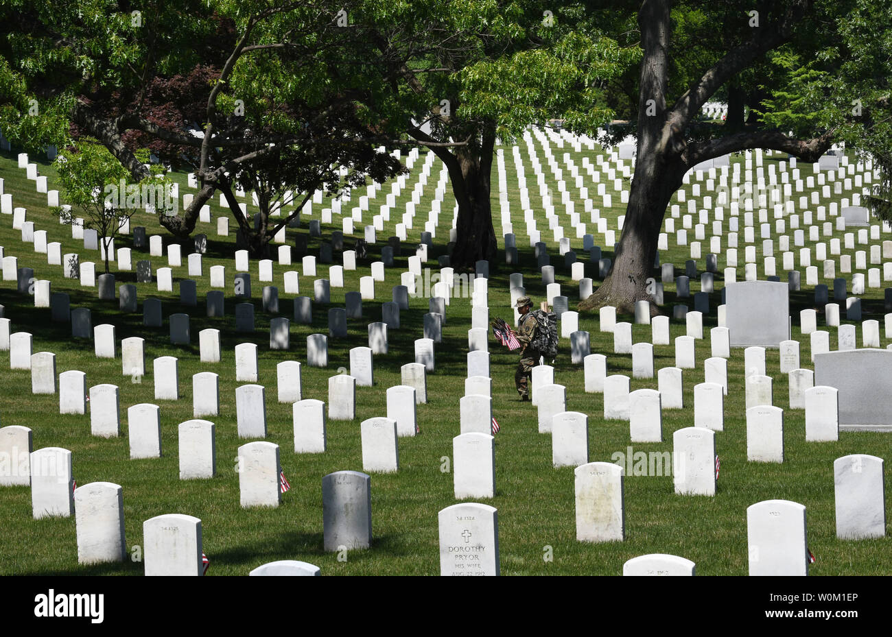 Us-Soldat Orte Flags in der Nähe der Grabstein eines gefallenen Veteran auf dem Arlington National Cemetery während der 'Flags' Tradition in Arlington, Virginia, am 24. Mai 2018. Die 3. US-Infanterie Regiment (Die Alte Garde) hat Veteranen für mehr als 60 Jahre geehrt, indem Sie Fahnen an den Grabstätten. Über 900 Soldaten Platz 228.000 Fahnen vor der grabsteine in vier Stunden. Foto von Pat Benic/UPI Stockfoto