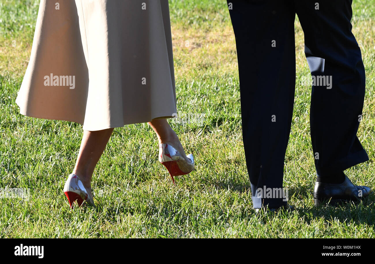 Präsident Donald Trump und First Lady Melania Trump Spaziergang in Schritt, wie Sie Ihre auf der South Lawn in Richtung Marine One für Europa aus dem Weißen Haus in Washington, DC am 10. Juli 2018 abzuweichen. Der Präsident erörterten eine Reihe von Fragen, darunter auch Zuwanderungen, wie er für Europa für NATO-Treffen in Brüssel verlässt. Foto von Pat Benic/UPI Stockfoto