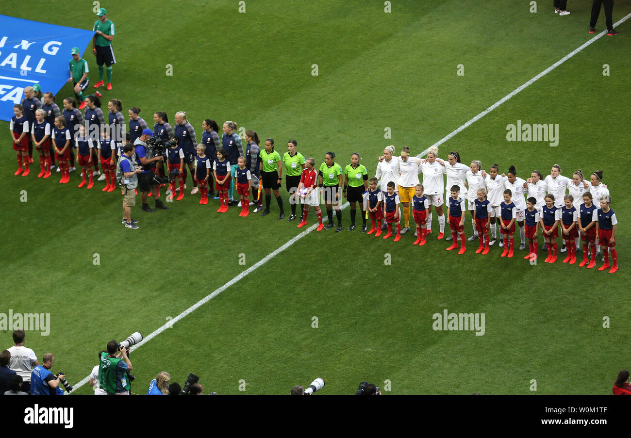 Mit Blick auf Norwegen und England aufgereiht vor dem Spiel während der FIFA Frauen-WM-Viertelfinale in Stade Oceane, Le Havre, Frankreich. Stockfoto