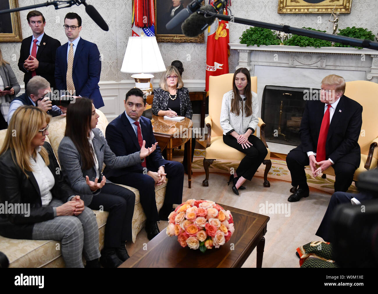 Präsident Donald Trump trifft sich mit Fabiana Rosales, Frau der venezolanischen Opposition leader Juan Guaido, im Oval Office des Weißen Hauses in Washington, DC am 27. März 2019. Guiado ist als der Präsident der Vereinigten Staaten anerkannt, und Trump sagte, Russland sollte aufhören Unterstützung Nicolas Maduro als Präsident von Venezuela. Foto von Pat Benic/UPI Stockfoto