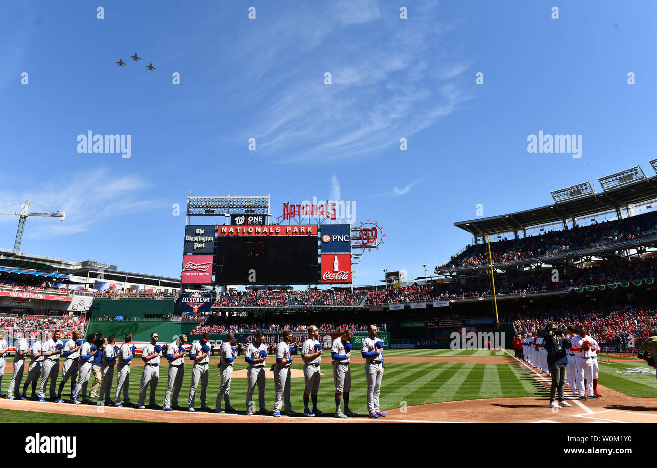 Die 113 Flügel Hauptstadt Wächter Durchführen einer Überführung, während die Nationalhymne am Eröffnungstag wie die New York Mets (L) und der Washington Nationals Aufstellung nach introductiions an den Angehörigen Park in Washington, DC am 28. März 2019. Foto von Pat Benic/UPI Stockfoto