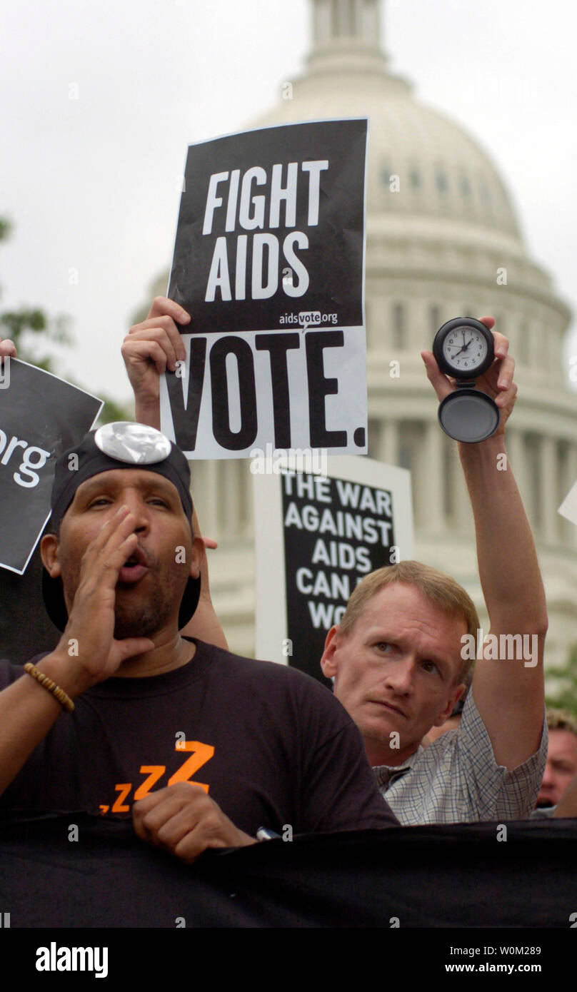 Etwa 1.000 AIDS-Aktivistinnen marschierten durch die Straßen von Washington, DC, bevor auf die Schritte der US Capitol Aufruf zur sofortigen Finanzierung und Maßnahmen der aktuellen AIDS-Krise zu stoppen am 20. Mai 2004. Eine Gruppe von rund 100 Demonstranten am Garfield Kreis nach Sperrung des Verkehrs verhaftet. (UPI Foto/Greg Whitesell) Stockfoto